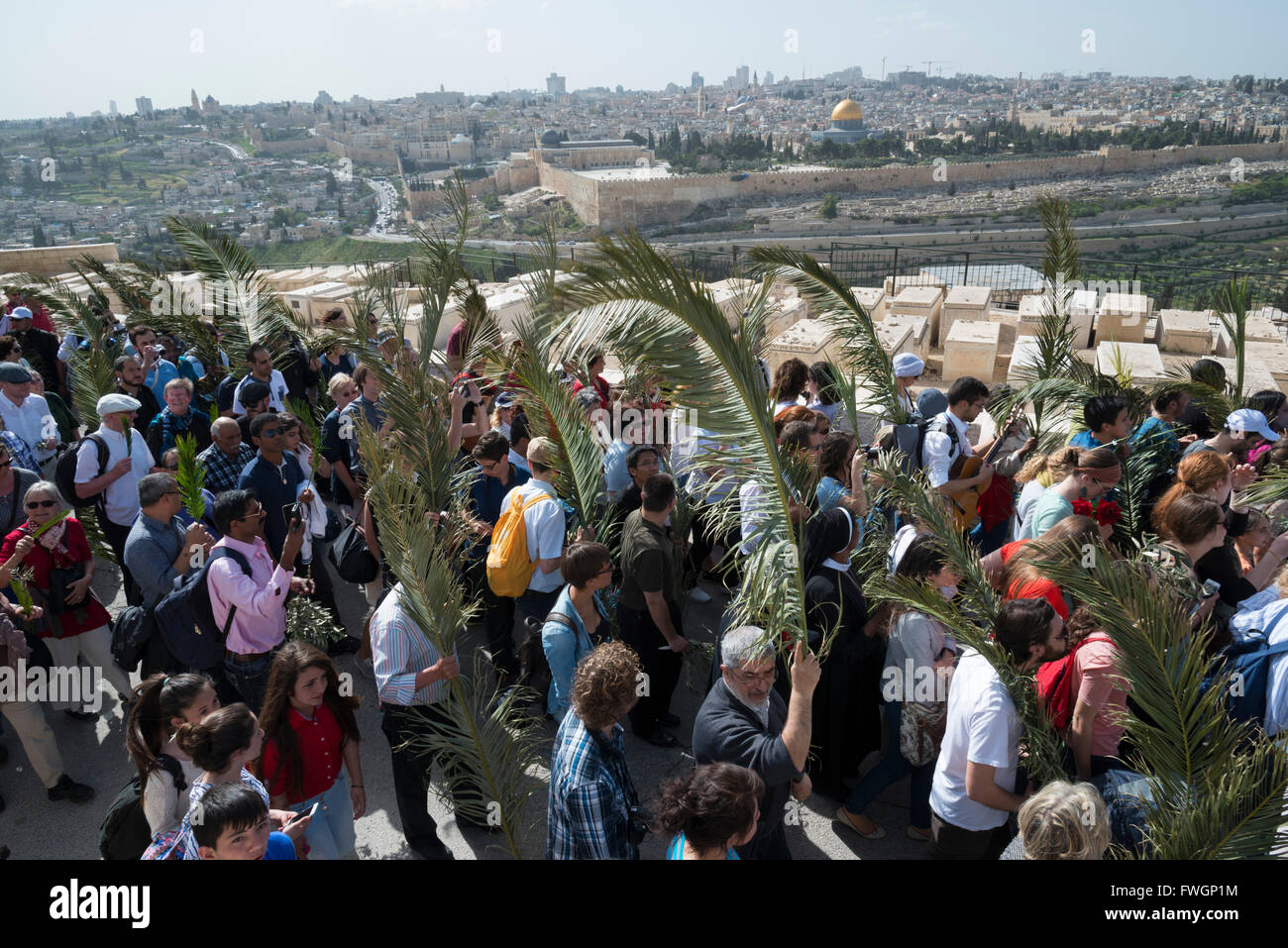 Dimanche des Rameaux procession catholique, Mont des Oliviers, Jérusalem, Israël, Moyen Orient Banque D'Images