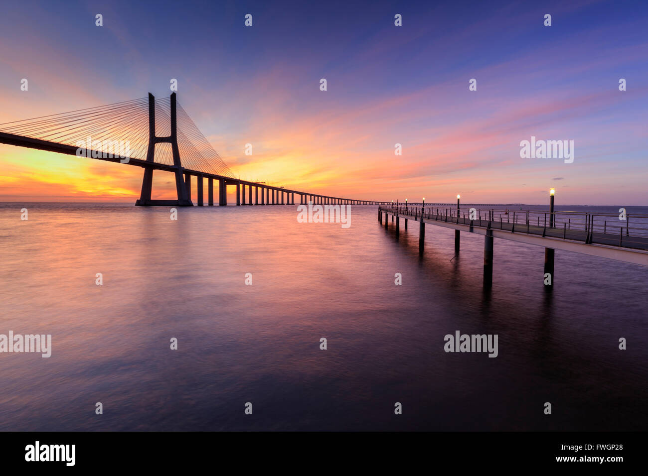 Les couleurs de l'aube sur le pont Vasco de Gama qui enjambe le Tage, Lisbonne, Portugal, Europe Banque D'Images
