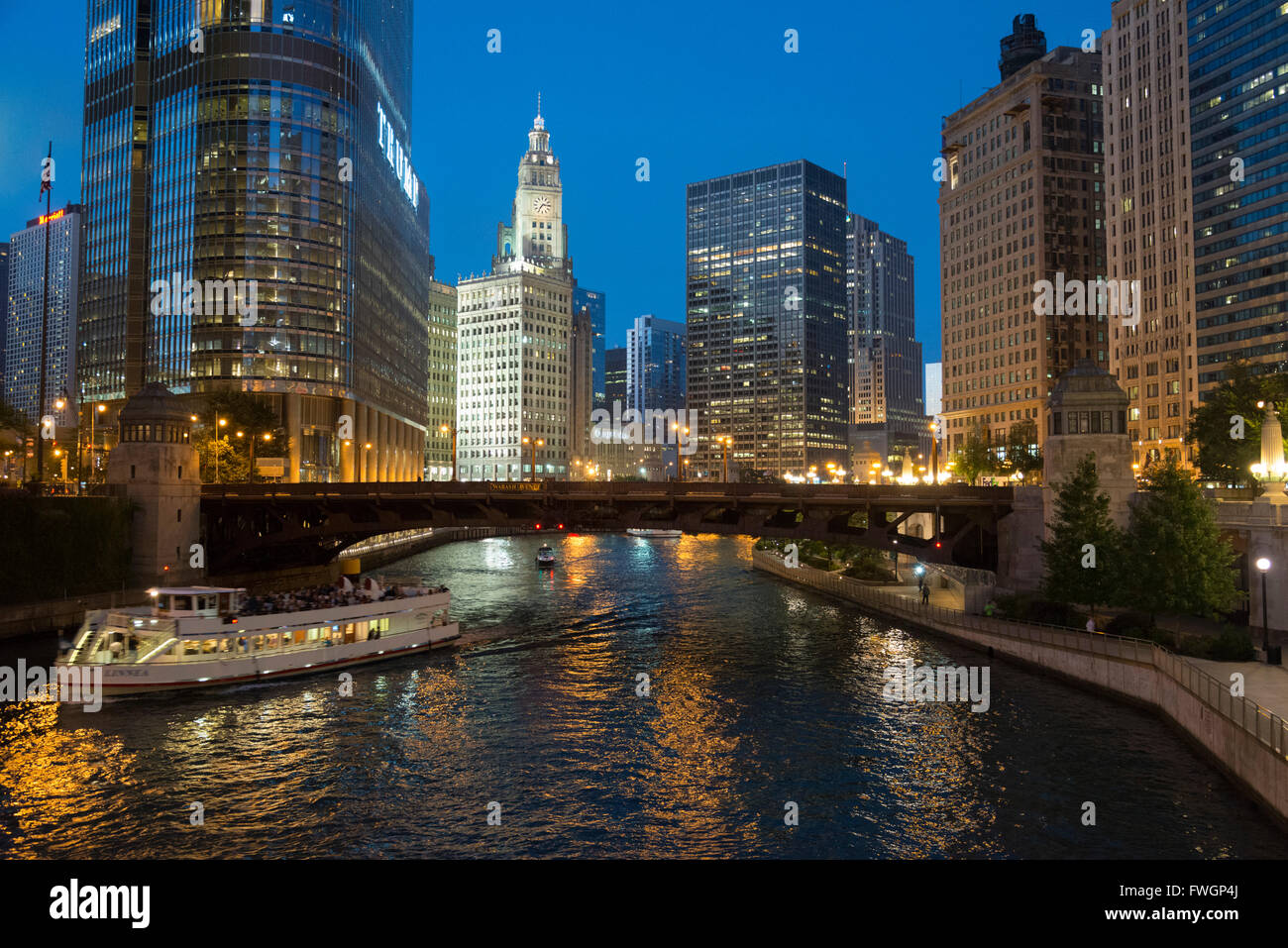 Le long de la rivière Chicago au crépuscule, le centre-ville de Chicago, Illinois, États-Unis d'Amérique, Amérique du Nord Banque D'Images