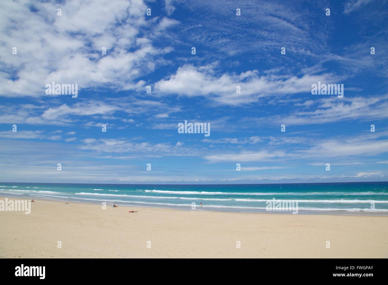 Surfers Paradise, plage et ciel, Gold Coast, Queensland, Australie, Océanie Banque D'Images