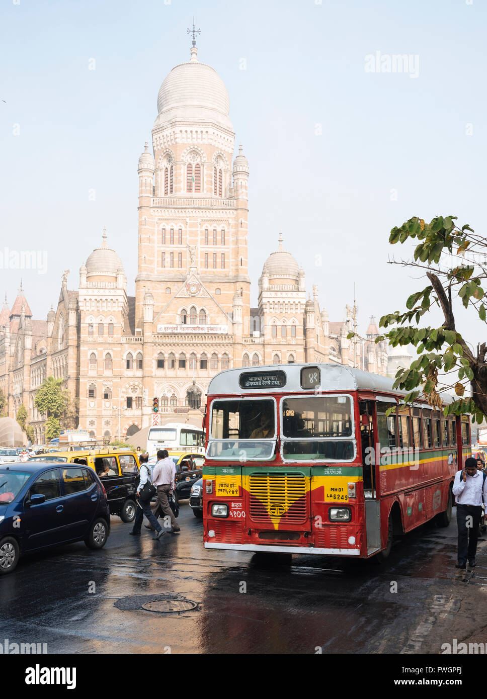 Autobus à deux étages à l'extérieur du bâtiment municipal corporation Mumbai, Mumbai (Bombay), en Inde, en Asie du Sud Banque D'Images