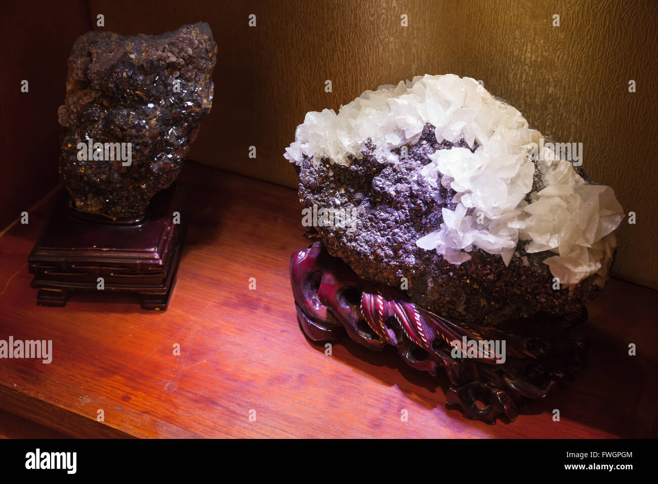 Hangzhou, Chine - 2 décembre 2014 : blanc naturel cristal de quartz cluster sur deep purple stone ore Banque D'Images