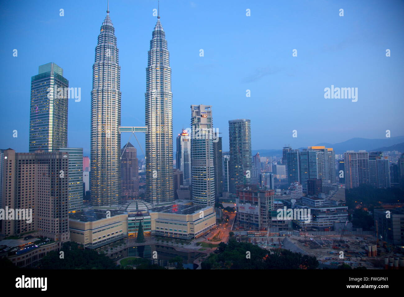 Les Tours Petronas à l'aube, Kuala Lumpur, Malaisie, Asie du Sud, Asie Banque D'Images