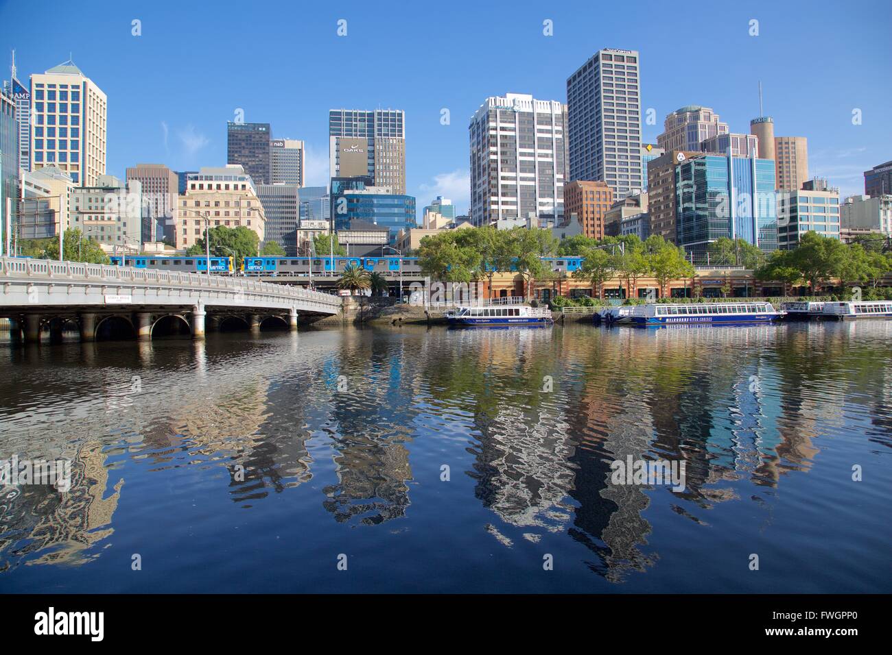 La Rivière Yarra et sur les toits de la ville, Melbourne, Victoria, Australie, Pacifique Banque D'Images