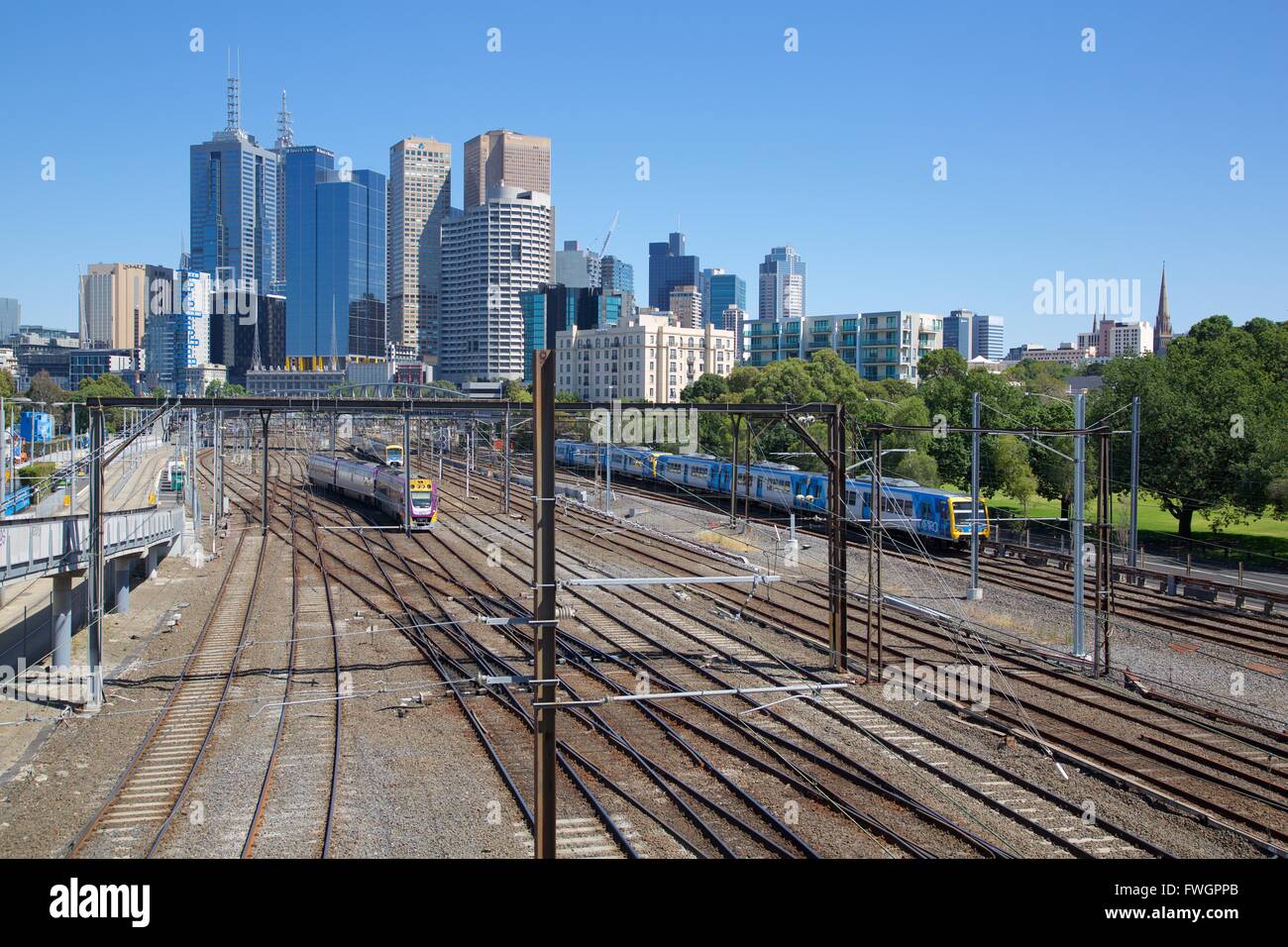 Les lignes de train et sur les toits de la ville, Melbourne, Victoria, Australie, Pacifique Banque D'Images