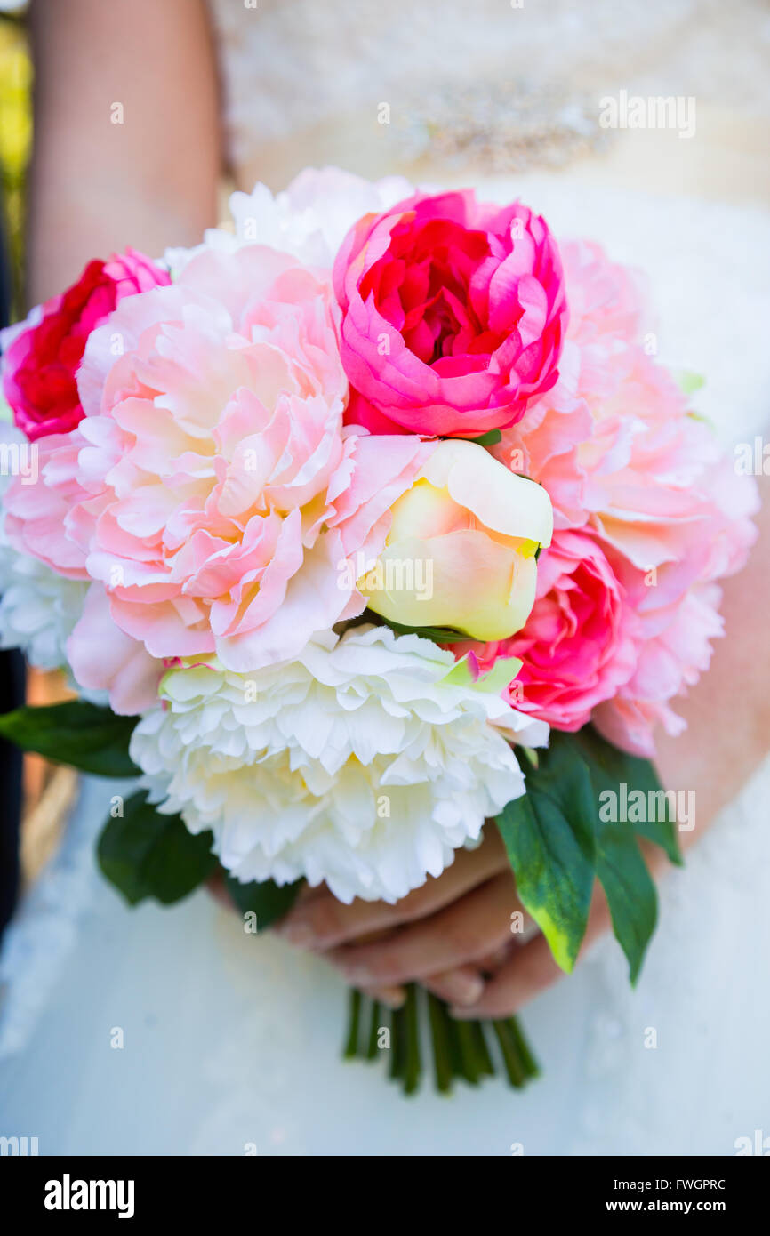 Cette Mariée Tient Son Bouquet De Fleurs Blanches Et Roses