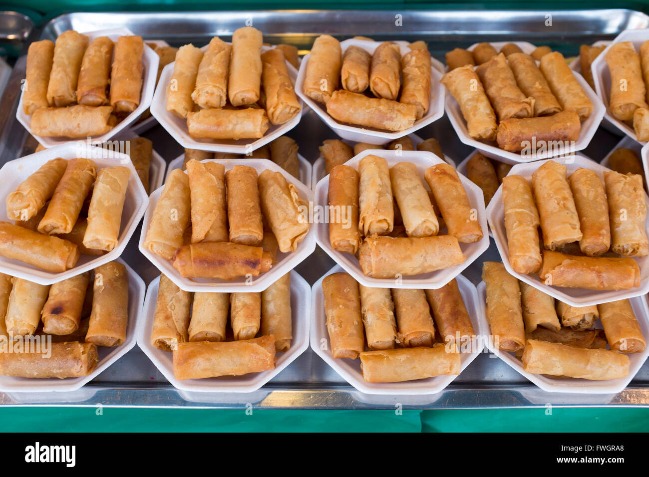 Rouleaux de crêpes frits en vente au marché de Chatuchak à Bangkok Banque D'Images