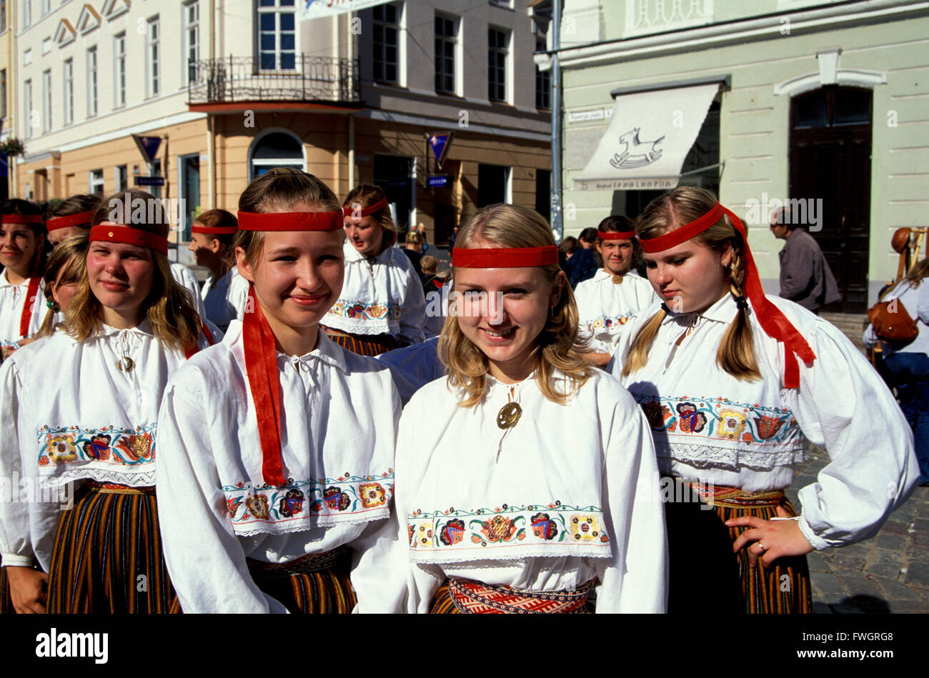 Tartu, danses folkloriques traditionnelles à la place de l'hôtel de ville, l'Estonie, Europe Banque D'Images