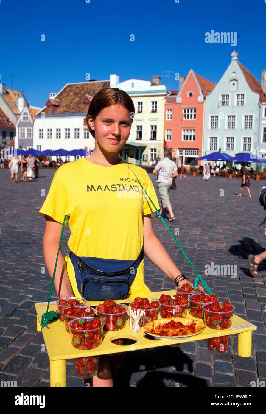 Vente de fraises à la place de l'hôtel de ville Raekoja Plats, Tallinn, Estonie, Europe Banque D'Images
