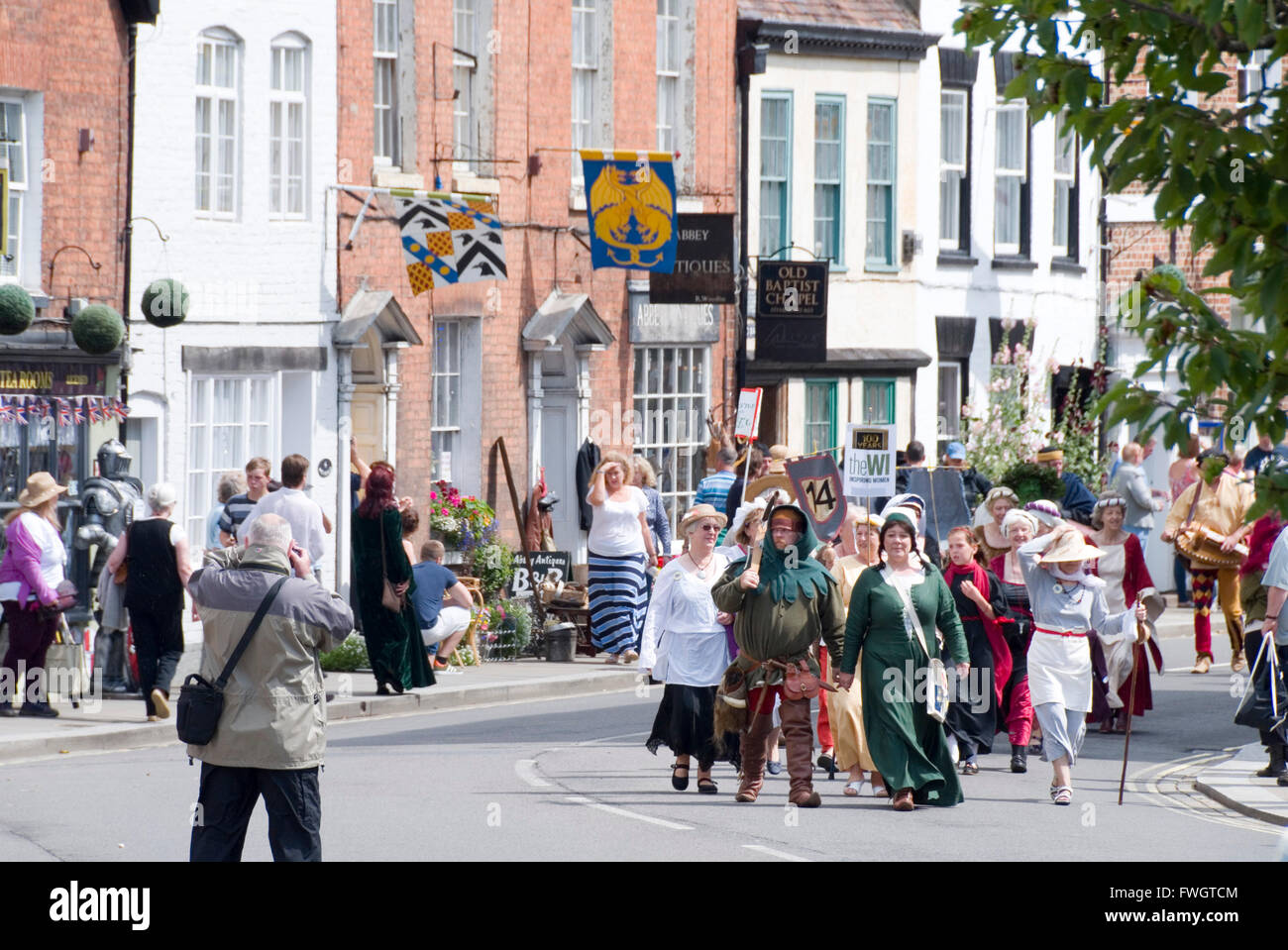 Tewkesbury 17 Juillet : la première parade médiévale à travers la ville vers le site du Festival Médiéval le 17 juillet 2015 à la rue de l'Église, T Banque D'Images