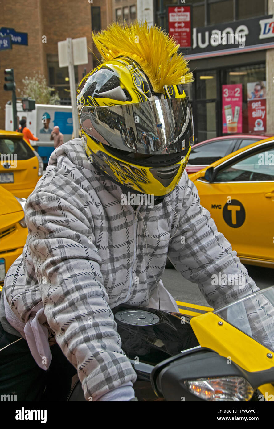 Un casque de moto avec un hairdoo Mohawk faux. Sur la East 34th Street à Manhattan, New York City. Banque D'Images