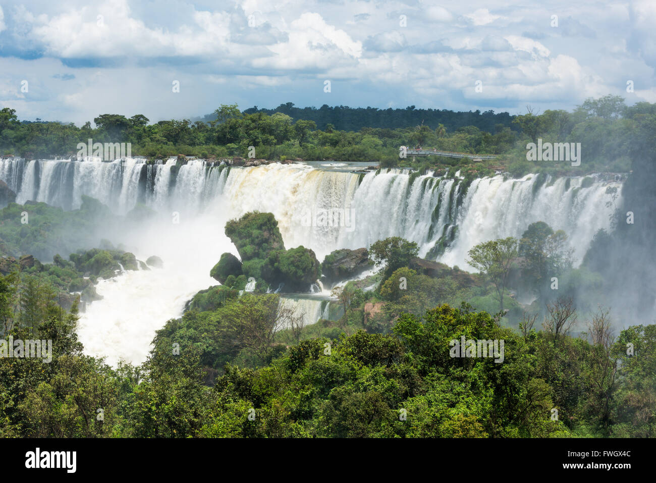Spectateurs regardant Iguazu Falls à partir de la plate-forme d'observation Banque D'Images