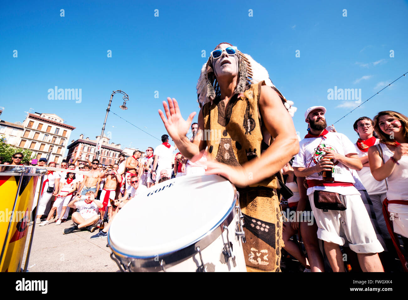 Espagne Navarra Pamplona 11 juillet 2015 S Firmino fiesta guy jouant un tambour indien habillé comme un membre de l'école espagnole de sam Banque D'Images