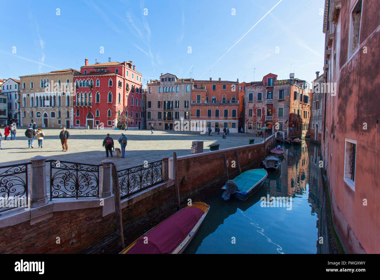 Petit canal avec gondoles à 'Campo Sant'Angelo', Venise, Vénétie, Italie. Banque D'Images