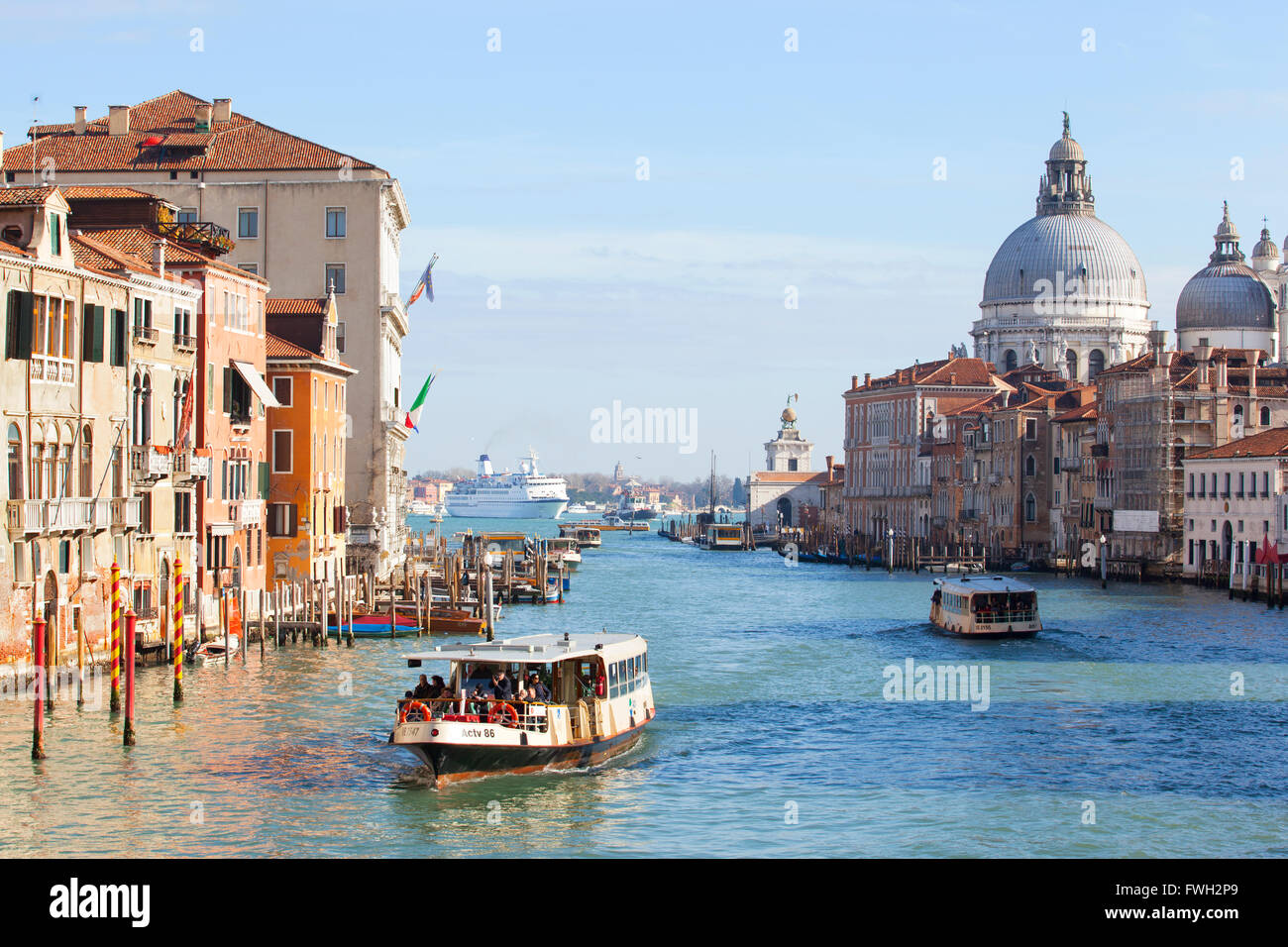 Bateaux naviguant sur le Grand Canal avec la basilique de 'Santa Maria della Salute' en arrière-plan, Venise, Vénétie. Italie. Banque D'Images