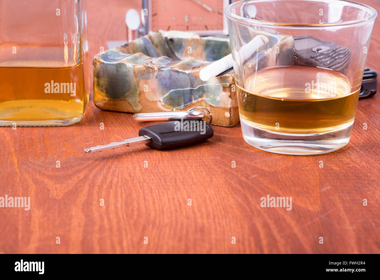 Une photo de l'alcool, des clés de voiture qui est égale à la tragédie sur la route Banque D'Images