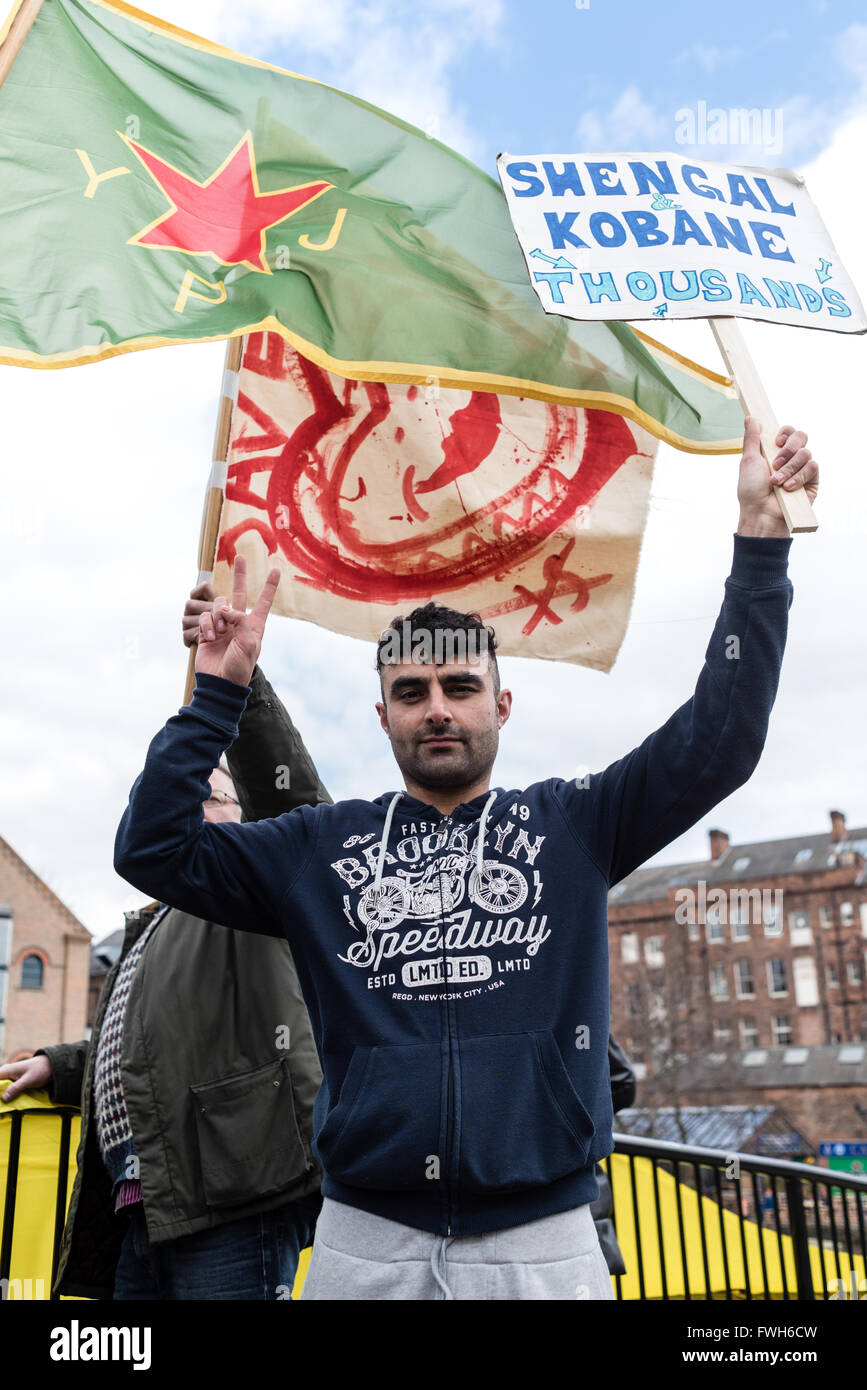 Nottingham, Royaume-Uni, le 05 avril 2016.Aiden Aslin,un homme de 22 ans,de Newark a été arrêté après 10 mois de combats avec le peuple kurde des unités de protection de l'(GPJ). Aujourd'hui,il était de savoir s'il est ou non d'être facturé jusqu'à ce que cette protestation a été appelé, et la cour a modifié la date au 17 mai . La manifestation s'est déroulée comme prévu . Crédit : Ian Francis/Alamy Live News Banque D'Images