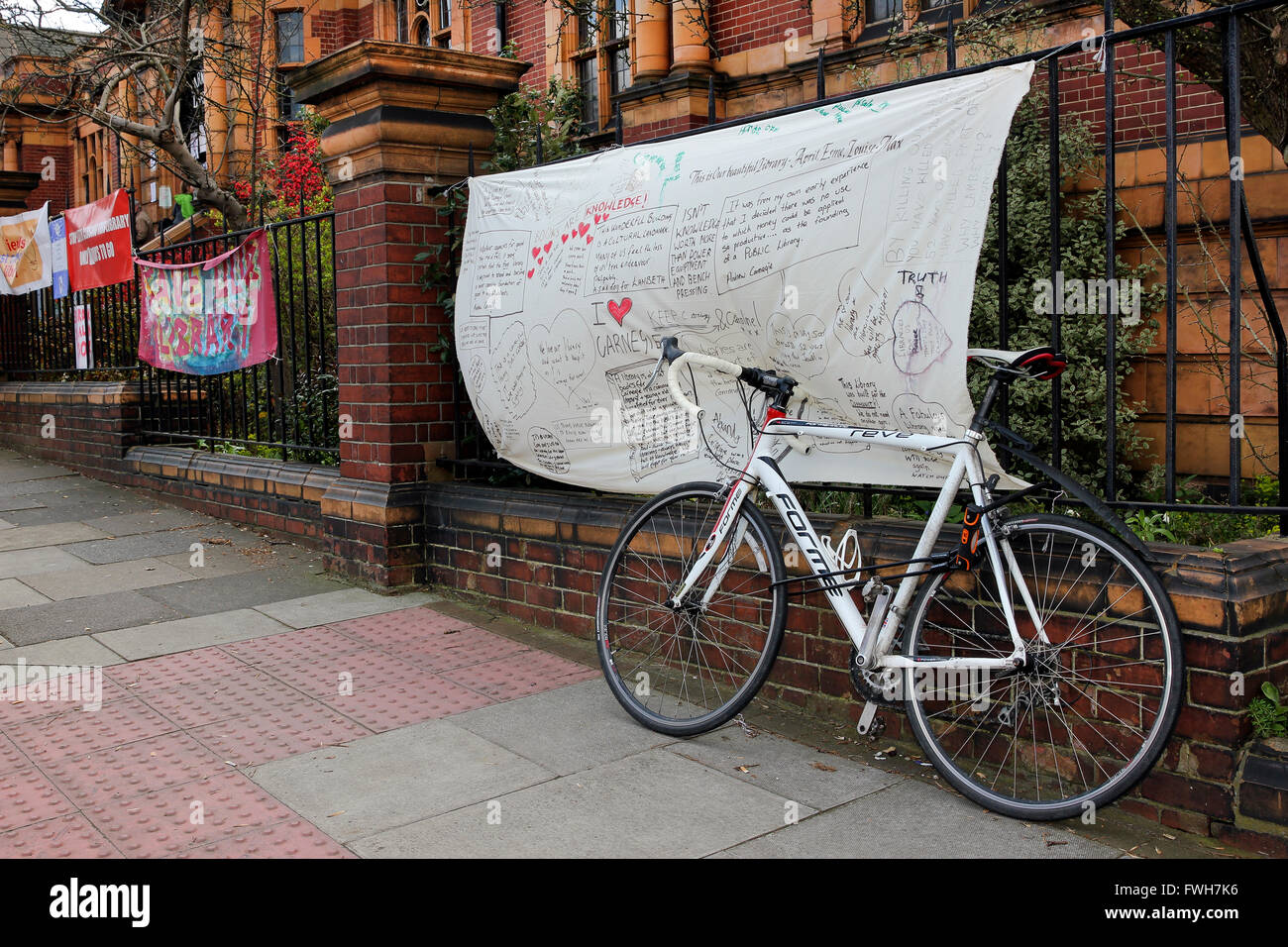 La Bibliothèque Carnegie à Herne Hill, South London, UK. 5 avril, 2016. Un règlement pacifique de l'occupation par la communauté locale contre la fermeture de la bibliothèque à Lambeth. Banque D'Images