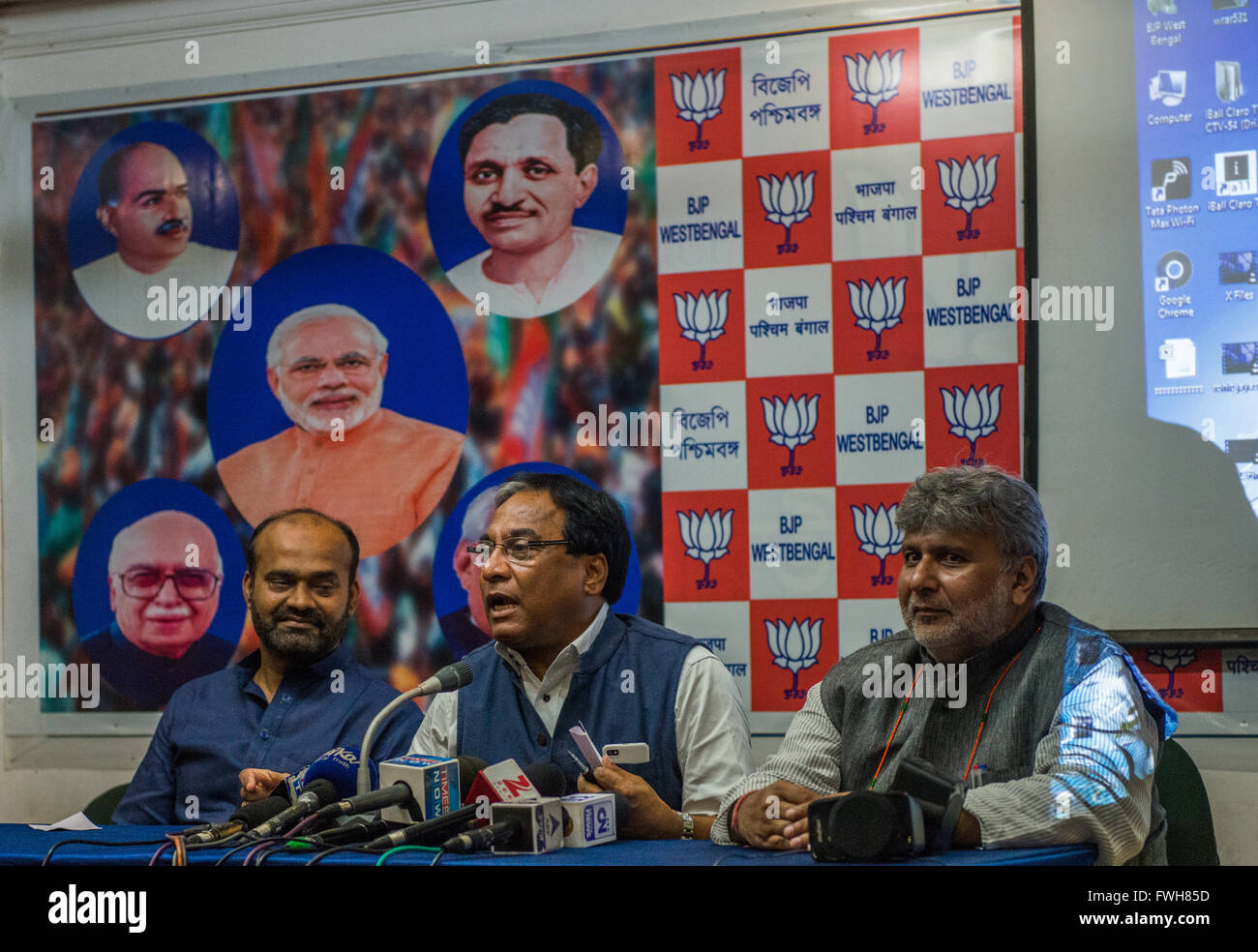 Kolkata, Inde. 5 avril, 2016. Porte-parole du Parti Bharatiya Janata Shishir Bajoria (à droite) lors d'une conférence de presse au sujet de l'opération d'infiltration Narada à Kolkata, Inde. Juste quelques semaines avant le scrutin dans l'Etat, une opération d'infiltration menée par un site d'infos 'Narada News' a créé une importante controverse politique. Le site internet a publié une vidéo de 12 hauts dirigeants de Mamata Banerjee-led Trinamool Congress dont plusieurs députés, maire de la municipalité, les ministres et les responsables de la police en prenant l'argent de la part des représentants d'une société fictive de conseil international. © Pacific Press/ Banque D'Images