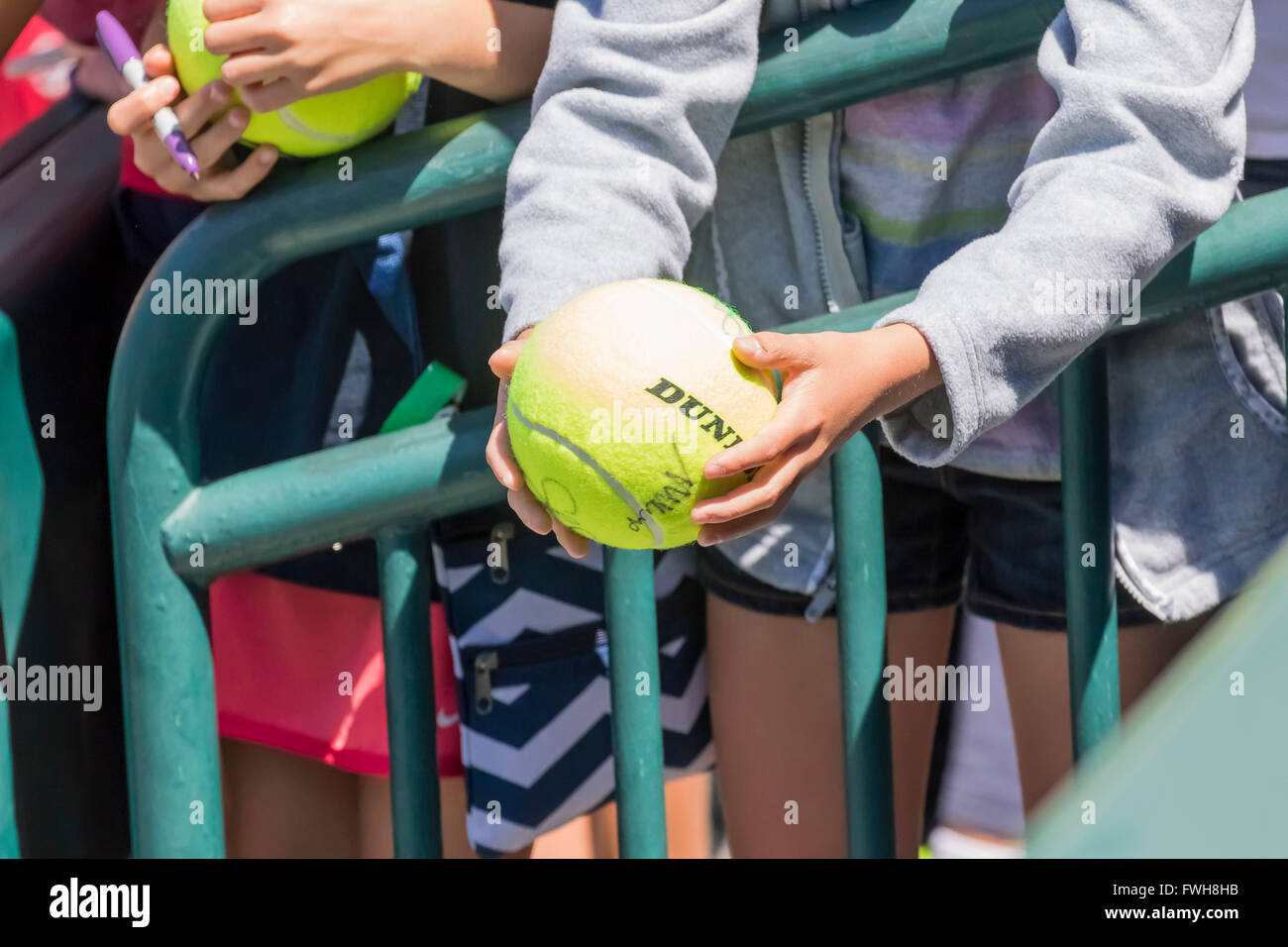 Charleston, SC, USA. 5ème apr 2016. Charleston, SC - Apr 05, 2016 : Samantha Stosur (AUS) [10] est tout sourire après avoir remporté son match contre [Q] Aleksandra Krunic (SRB) au cours de la Volvo de s'ouvrir à la famille Tennis Center à Charleston, SC. Credit : csm/Alamy Live News Banque D'Images