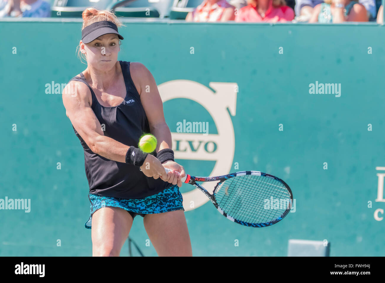 Charleston, SC, USA. 5ème apr 2016. Charleston, SC - Apr 05, 2016 : Bethanie Mattek-Sands (USA) joue contre Teliana Pereira au cours de la Volvo de s'ouvrir à la famille Tennis Center à Charleston, SC. Credit : csm/Alamy Live News Banque D'Images