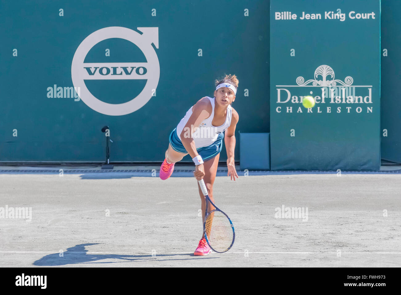 Charleston, SC, USA. 5ème apr 2016. Charleston, SC - Apr 05, 2016 : Bethanie Mattek-Sands (USA) joue contre Teliana Pereira au cours de la Volvo de s'ouvrir à la famille Tennis Center à Charleston, SC. Credit : csm/Alamy Live News Banque D'Images