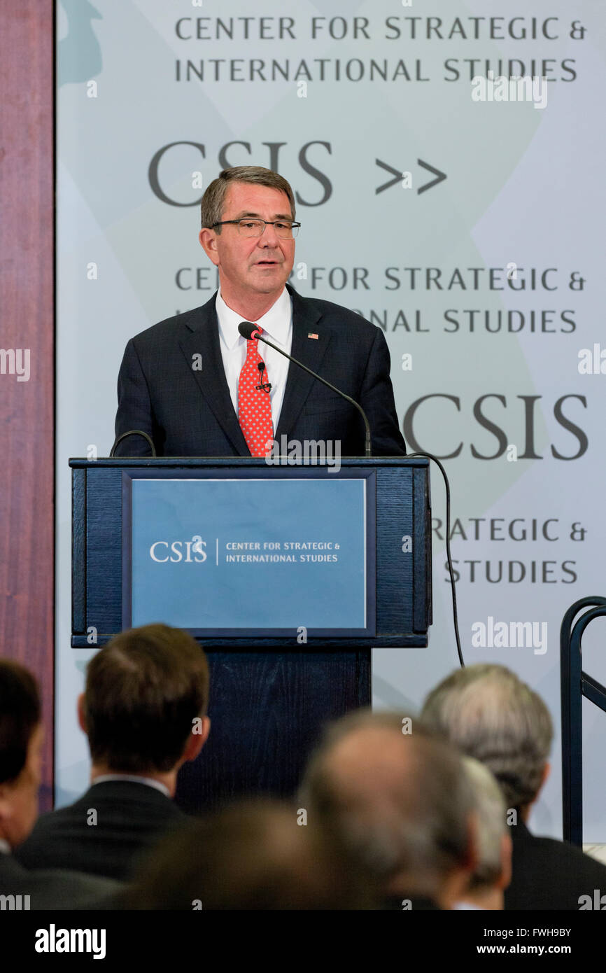 Organisation des StatesWashington DC, USA. 5 avril, 2016. Le Secrétaire de la Défense Ash Carter parle au Center for Strategic & International Studies (CSIS) sur la préparation de la Défense Ministère de l'avenir. Credit : B Christopher/Alamy Live News Banque D'Images