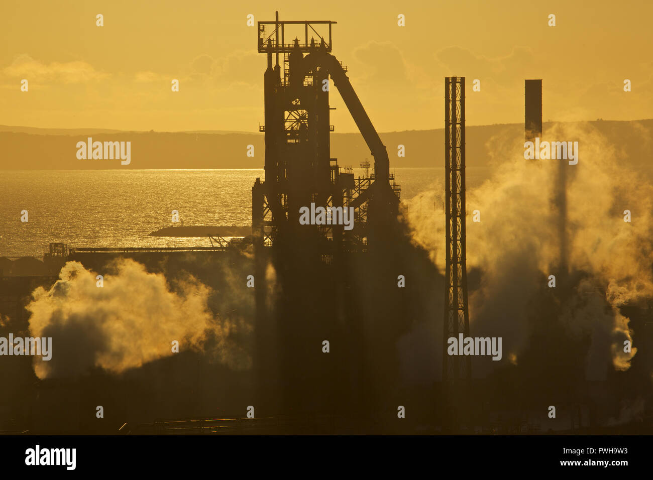 Tata Steel works, Port Talbot, Pays de Galles, Royaume-Uni. 5 avril 2016. Au fil des pavés soleil Tata Steel works, Port Talbot, un jour que le gouvernement britannique est hopefull qu'un acheteur est trouvé pour la menacé steel works. Plus de 4 000 emplois sont menacés après Tata Steel a annoncé son intention de vendre la semaine dernière, c'est travail acier sites à travers le Royaume-Uni. Credit : Haydn Denman/Alamy Live News Banque D'Images