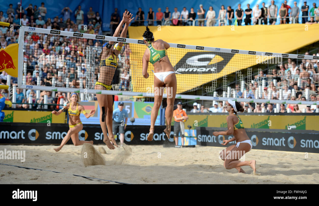 Laura Ludwig (L) et Kira Walkenhorst (2-L) de l'Allemagne en action contre Agatha Bednarczuk et Barbara Seixas (R) du Brésil pendant le match final à l'événement de série majeure de beach-volley à Hambourg, Allemagne, 11 juin 2016. Photo : Daniel Reinhardt/dpa Banque D'Images