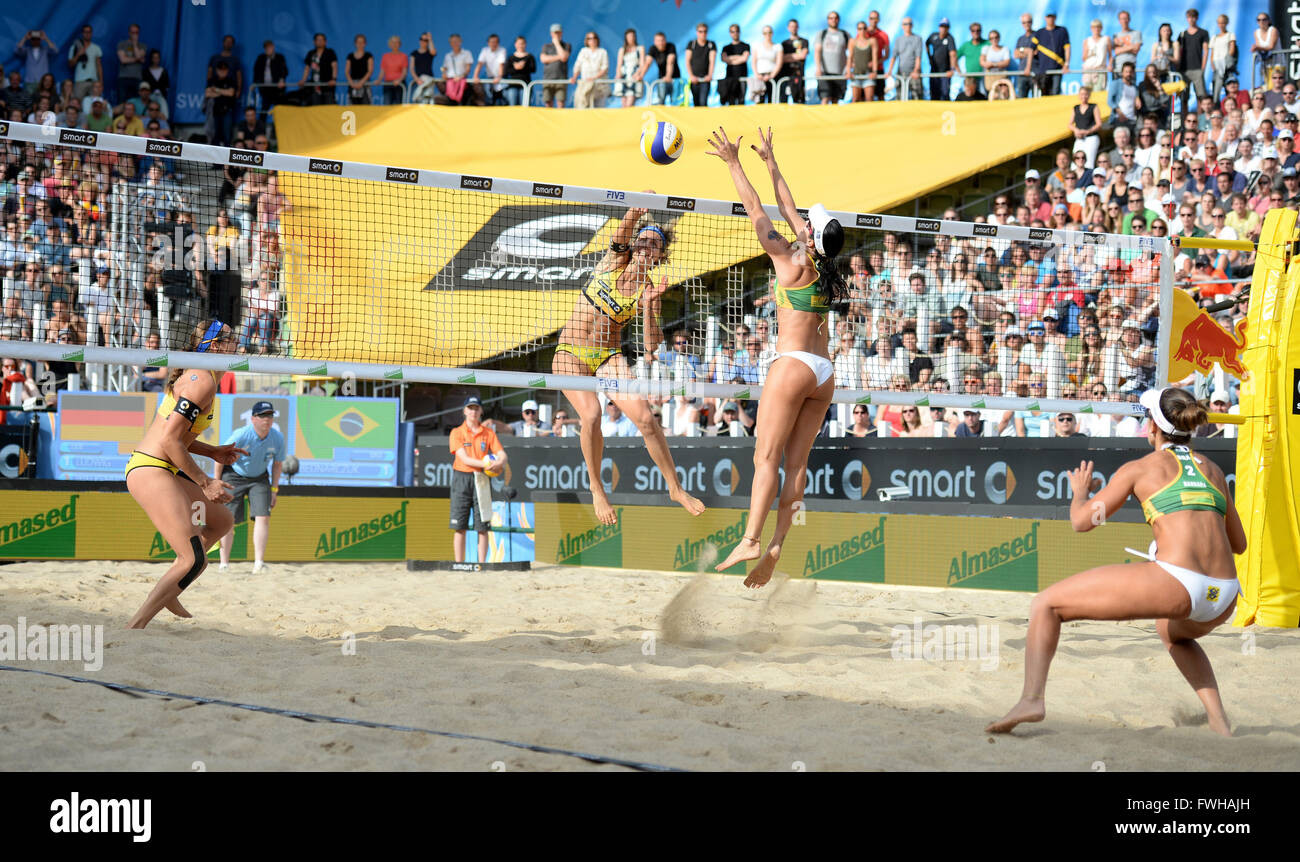 Laura Ludwig (L) et Kira Walkenhorst (2-L) de l'Allemagne en action contre Agatha Bednarczuk et Barbara Seixas (R) du Brésil pendant le match final à l'événement de série majeure de beach-volley à Hambourg, Allemagne, 11 juin 2016. Photo : Daniel Reinhardt/dpa Banque D'Images