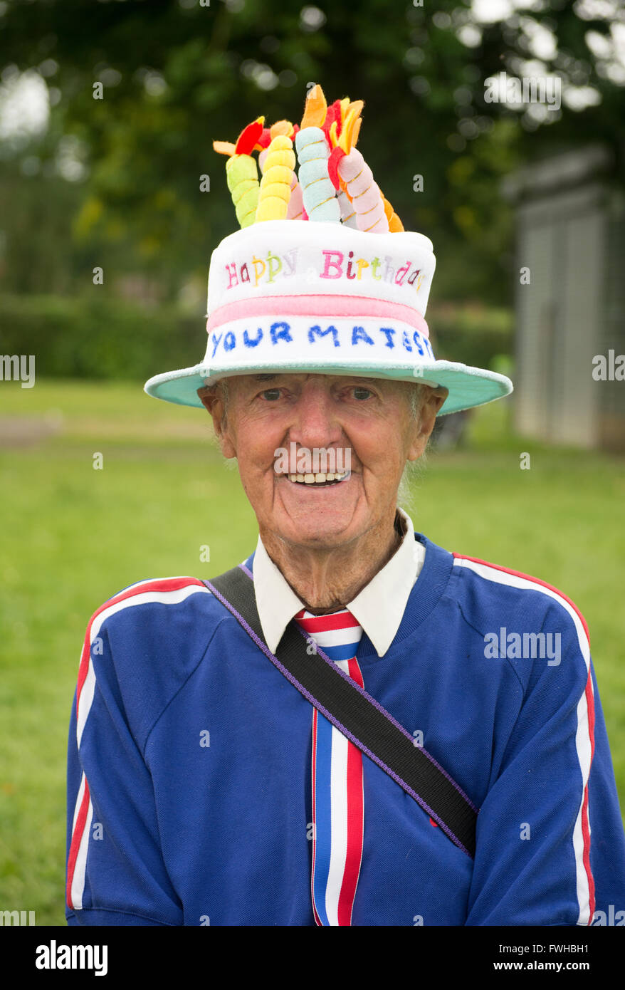 Un Homme Age Portant Un Chapeau Gateau D Anniversaire Avec Des Bougies Sur Le Dessus Au Cours De La Reine Pour Le 90e Anniversaire En Fordingbridge Hampshire Au Royaume Uni En Juin 16 Photo Un Homme Age Portant Un Chapeau Gateau D Anniversaire Avec Des Bougies Sur Le Dessus Au Cours De La Reine Pour Le 90e Anniversaire En Fordingbridge Hampshire Au Royaume Uni En Juin 16 Photo