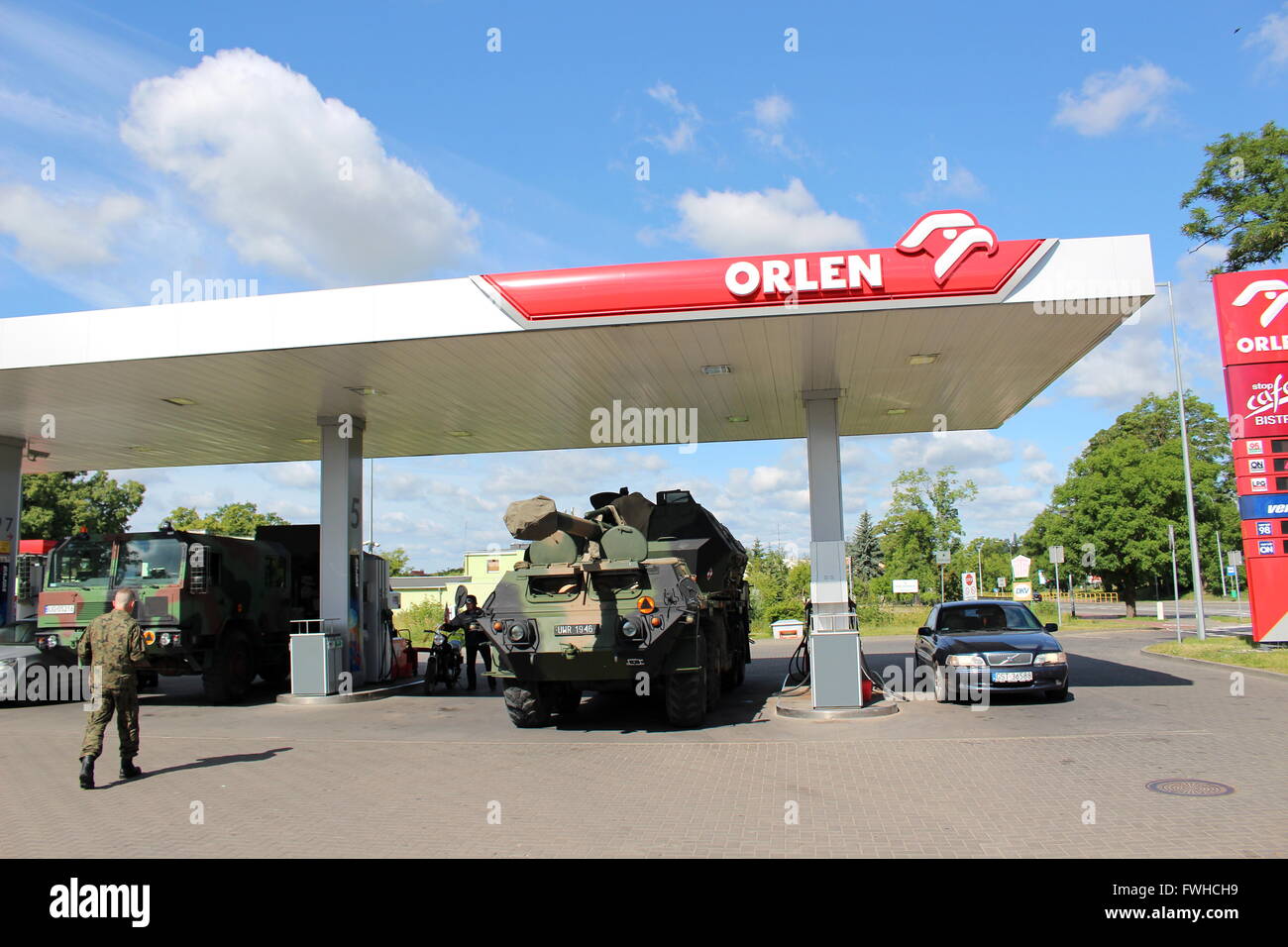Starogard Gdanski 12 mai, juin 2016 Le 152mm SpGH dana un autoporté assis sur la station essence Orlen dans Starogard Gdanski est vu. Pendant le plus grand en Pologne, depuis 1989 exercices militaires Anakonda 16 véhicules militaires et d'avions sont très fréquemment sur les rues locales dans tout le pays : Michal Fludra Crédit/Alamy Live News Banque D'Images