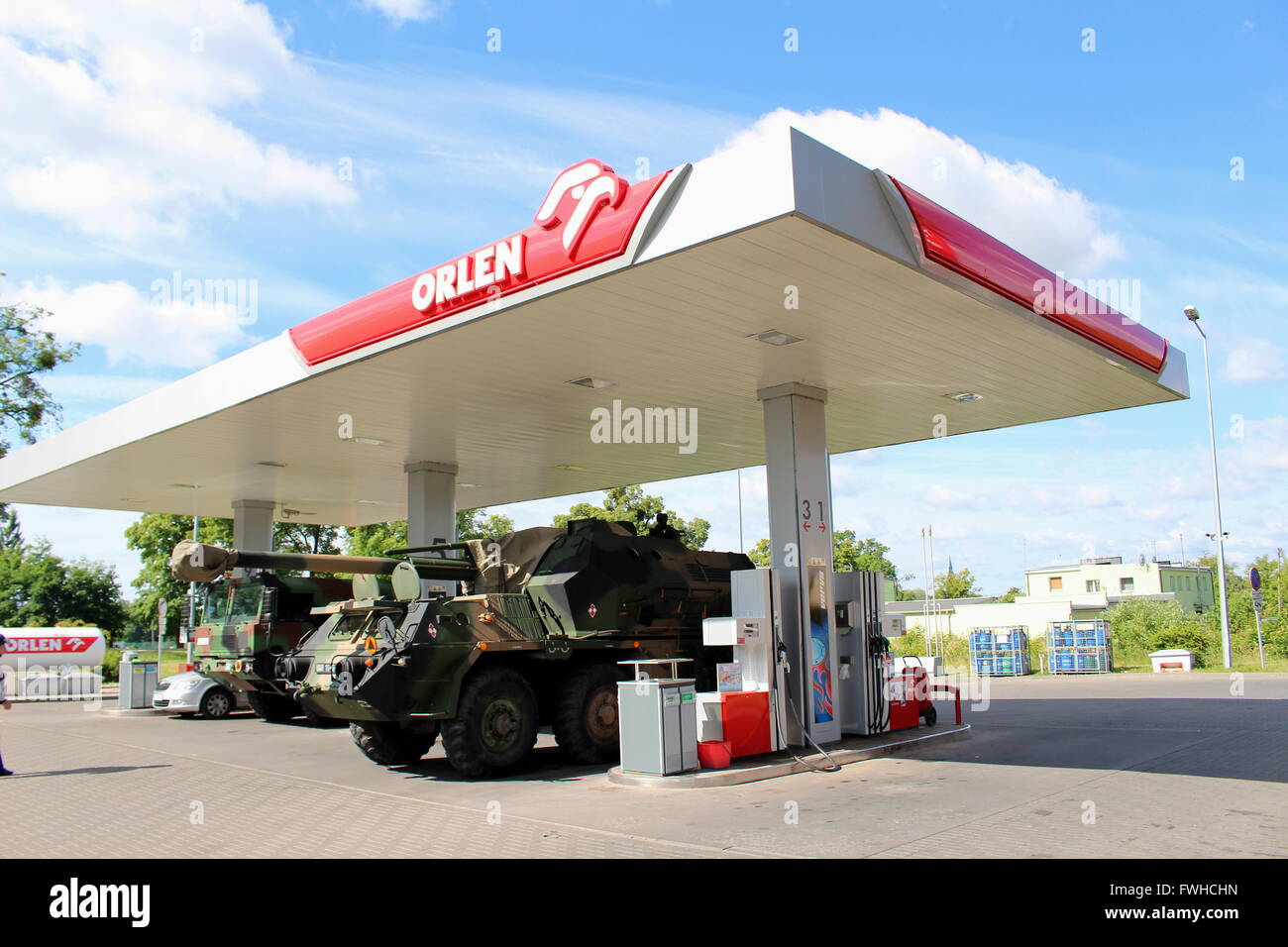 Starogard Gdanski 12 mai, juin 2016 Le 152mm SpGH dana un autoporté assis sur la station essence Orlen dans Starogard Gdanski est vu. Pendant le plus grand en Pologne, depuis 1989 exercices militaires Anakonda 16 véhicules militaires et d'avions sont très fréquemment sur les rues locales dans tout le pays : Michal Fludra Crédit/Alamy Live News Banque D'Images