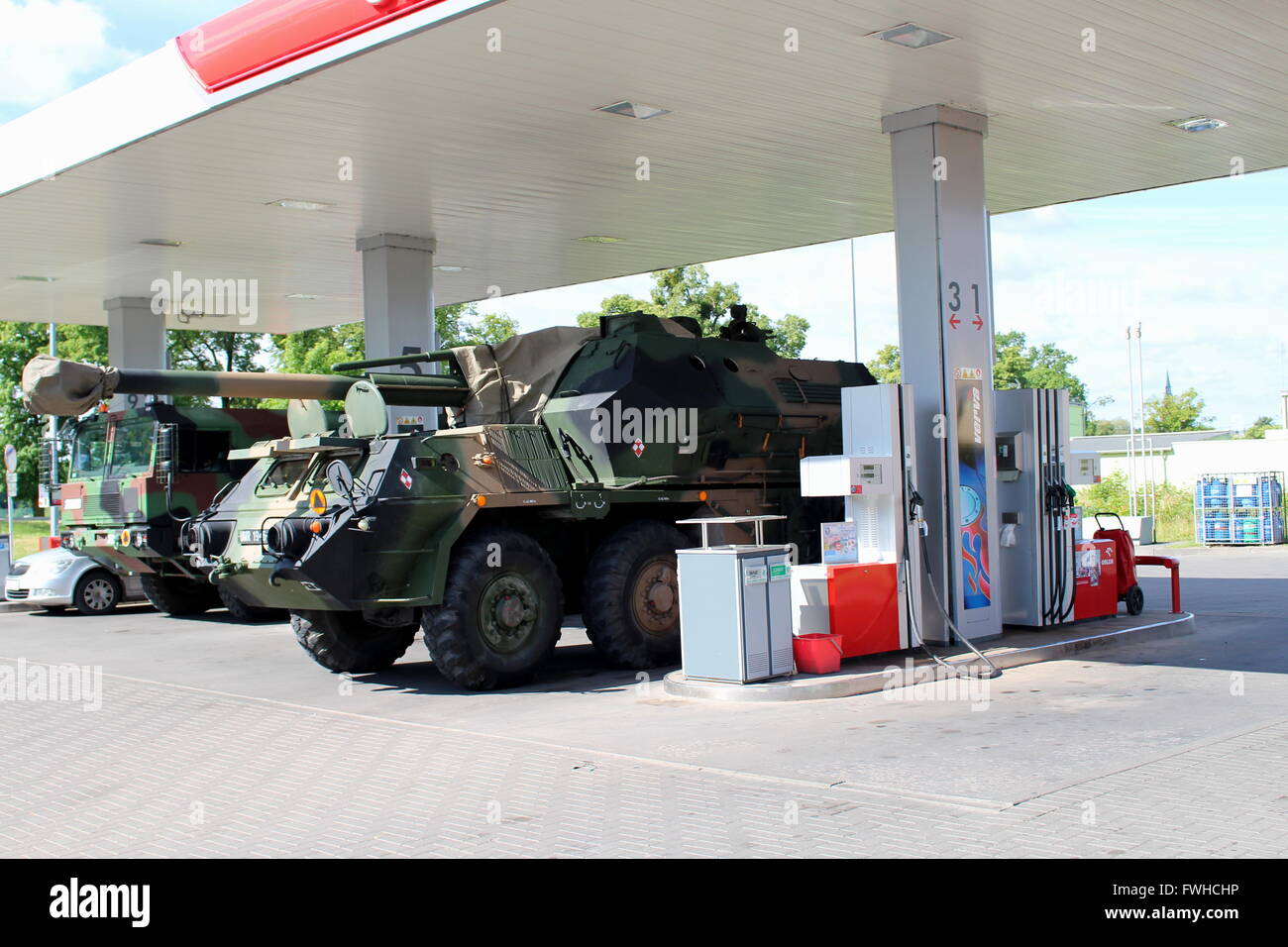 Starogard Gdanski 12 mai, juin 2016 Le 152mm SpGH dana un autoporté assis sur la station essence Orlen dans Starogard Gdanski est vu. Pendant le plus grand en Pologne, depuis 1989 exercices militaires Anakonda 16 véhicules militaires et d'avions sont très fréquemment sur les rues locales dans tout le pays : Michal Fludra Crédit/Alamy Live News Banque D'Images