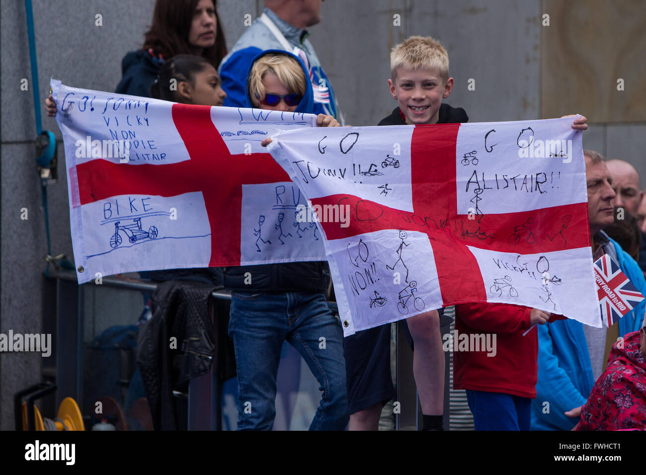 12.06.2016. Le centre-ville de Leeds, Leeds, Angleterre. Colombie-britannique ITU World Triathlon Threadneedle Leeds. Un couple de jeunes fans le wupporting Brownlee brothers. Banque D'Images