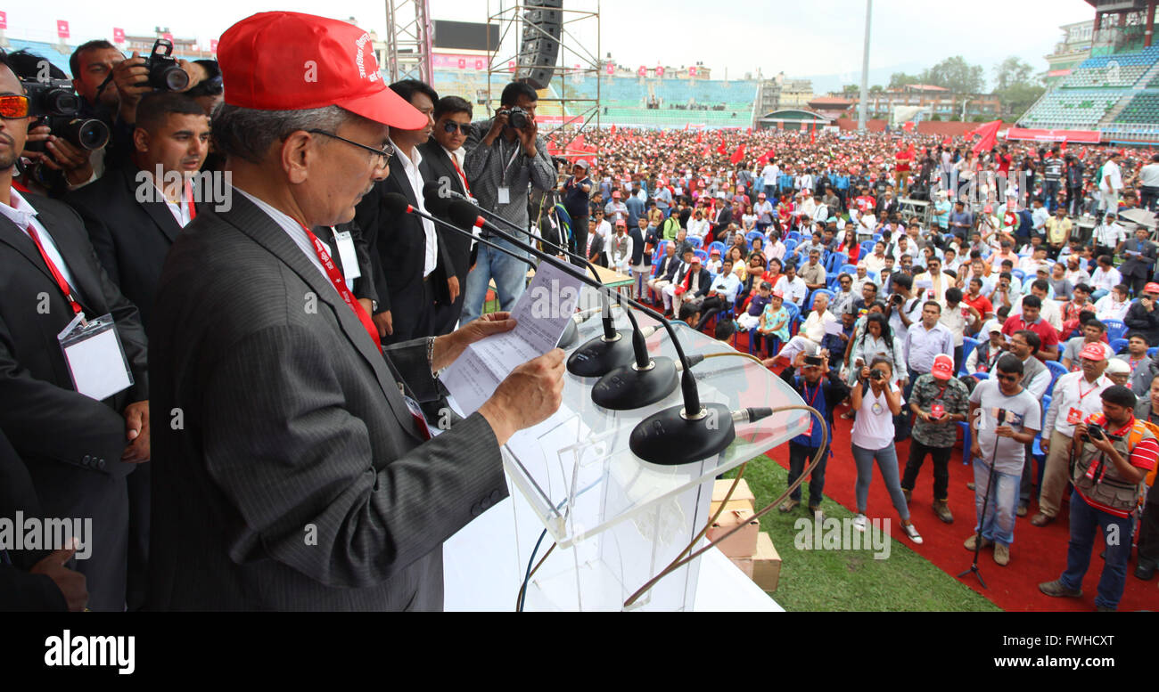 (160612) -- KATMANDOU, 12 juin 2016 (Xinhua) -- l'ancien Premier Ministre du Népal Baburam Bhattarai parle lors de l'annonce officielle de son parti 'naya Shakti", qui signifie Nouvelle Force, à Katmandou, capitale du Népal, le 12 juin 2016. Bhattarai a affirmé que son parti allait reconstruire le Népal et ressort comme une alternative à la force pour ramener la prospérité économique pour le pays. (Xinhua/Sunil Sharma) Banque D'Images