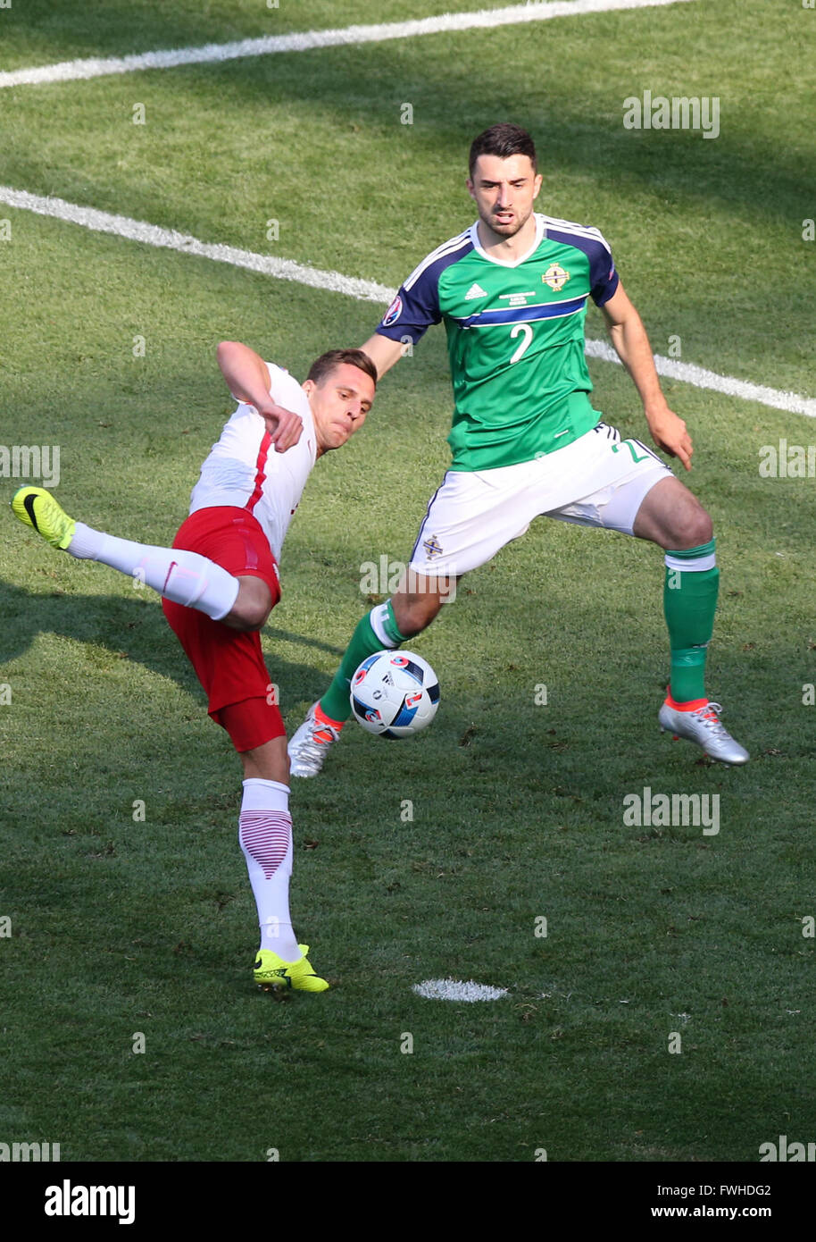 Nice. 12 Juin, 2016. La France. Championnats d'Europe de football. La Pologne et l'Irlande du Nord. Arkadiusz Milik (POL) tente une tentative sur l'objectif visé par Conor McLaughlin (NIR) © Plus Sport Action/Alamy Live News Banque D'Images