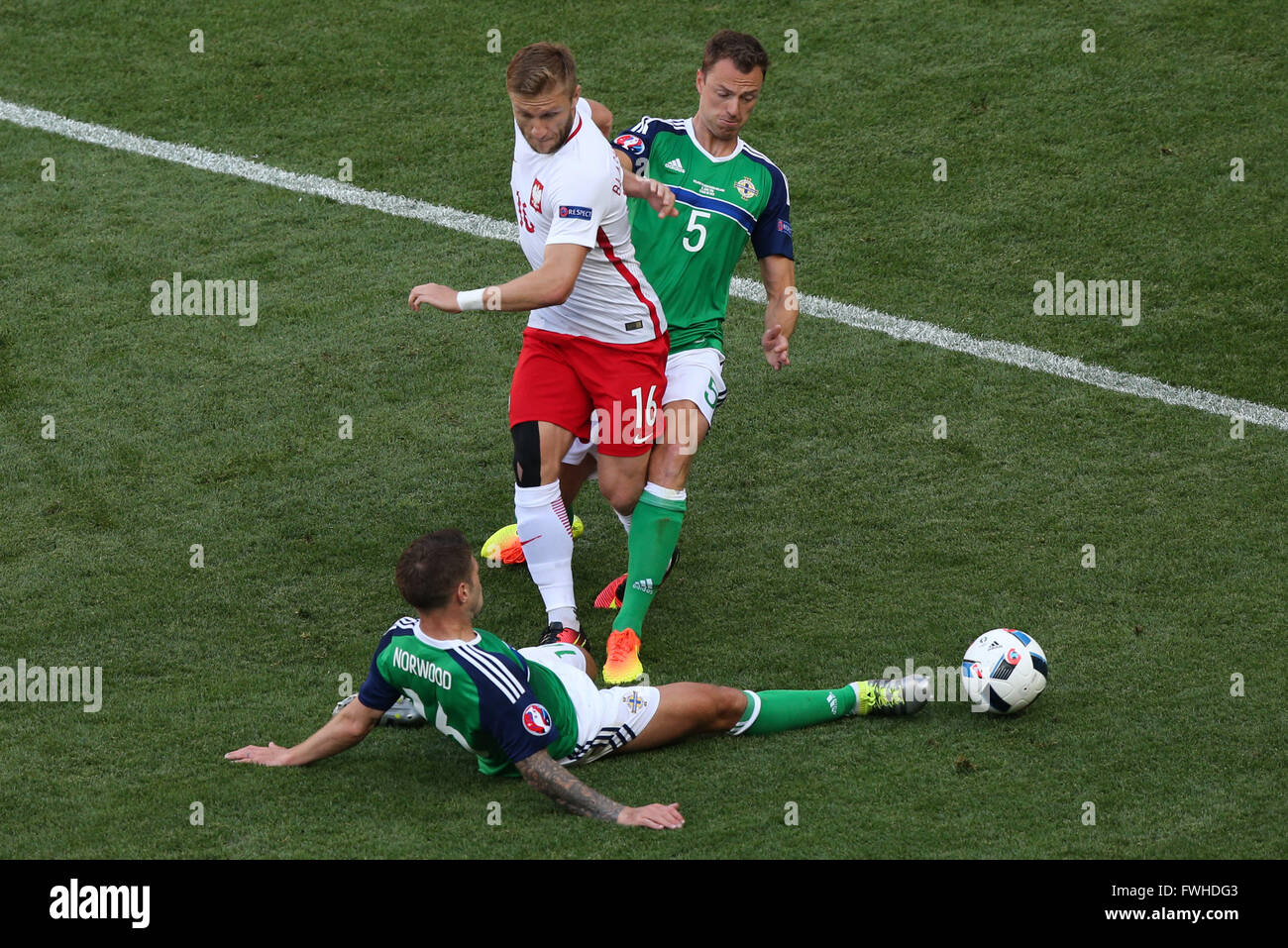 Nice. 12 Juin, 2016. La France. Championnats d'Europe de football. La Pologne et l'Irlande du Nord. Jakub Blaszczykowski (POL) est arrêté dans son élan par Chris Baird (NIR) et Oliver Norwood (NIR) © Plus Sport Action/Alamy Live News Banque D'Images