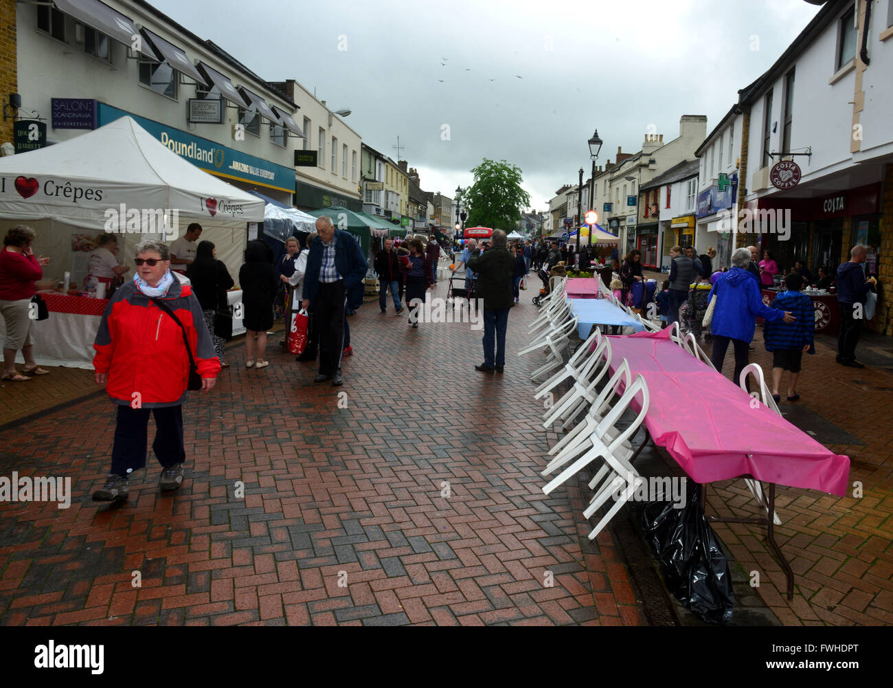 Bicester, UK. 12 Juin, 2016. Le 90e anniversaire de Queen Street Party Bicester Big Lunch.Dimanche, 12 juin, à Sheep Street & Pioneer Square, Bicester Oxfordshire, Crédit : Cpuk/Alamy Live News Banque D'Images