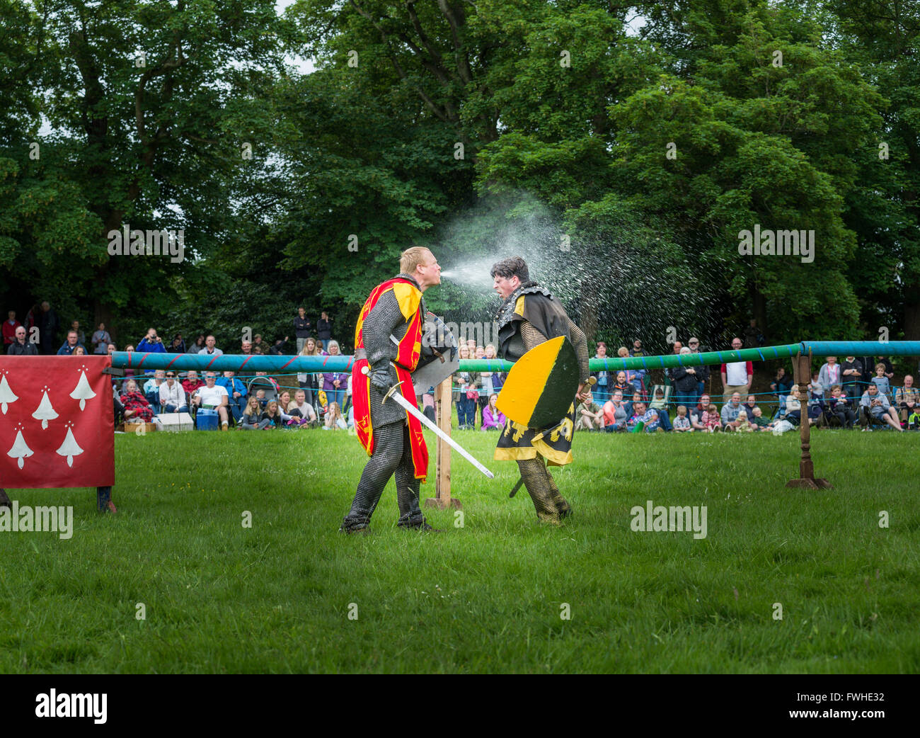 Rockingham, UK. 12 Juin, 2016. Seule la lutte contre l'affichage, un préliminaire à l'événement de joute au château de Rockingham le dimanche 12 juin 2016. Credit : miscellany/Alamy Live News Banque D'Images