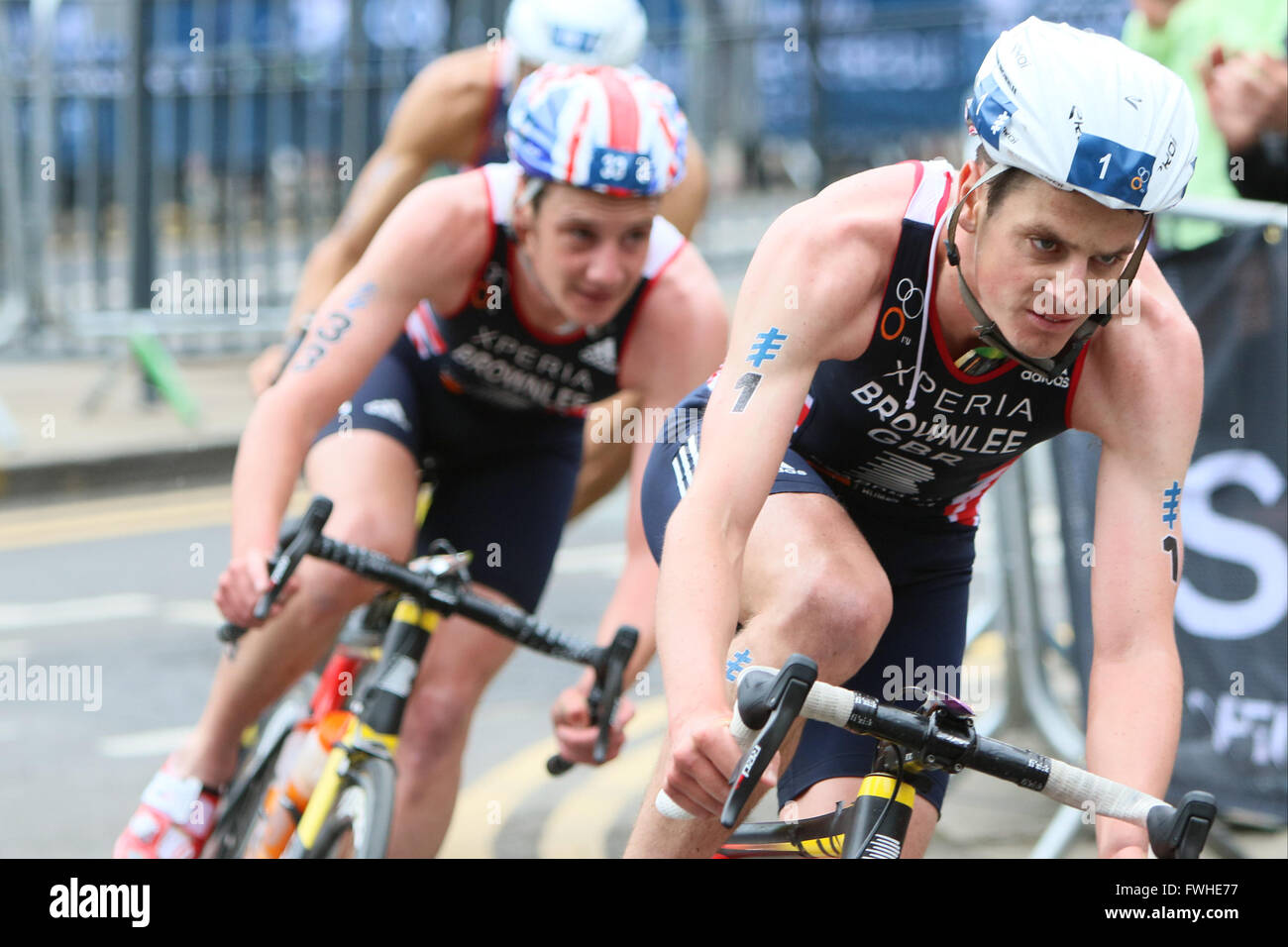 Leeds, UK. 12 juin 2016. Aaron Royle et les frères Brownlee ont une nette avance sur le champ dans le cycle mens Credit Dan Cooke/ Alamy Live News Banque D'Images