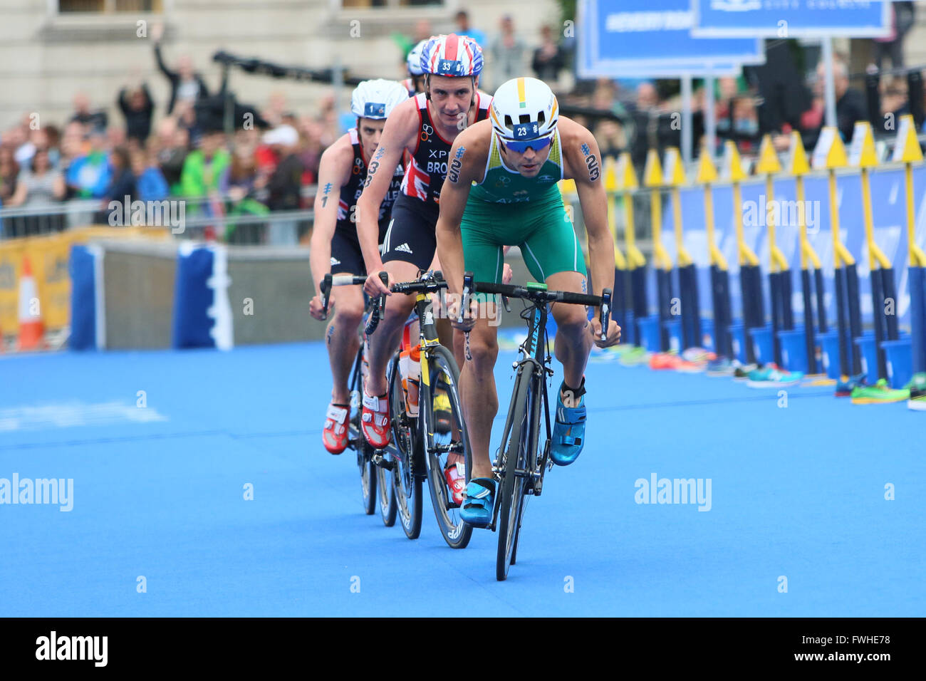 Leeds, UK. 12 juin 2016. Aaron Royle et les frères Brownlee ont une nette avance sur le champ dans le cycle mens Credit Dan Cooke/ Alamy Live News Banque D'Images