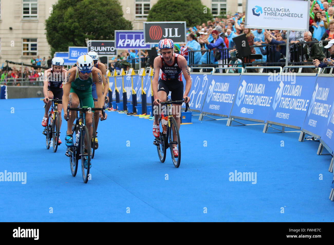 Leeds, UK. 12 juin 2016. Aaron Royle et les frères Brownlee ont une nette avance sur le champ dans le cycle mens Credit Dan Cooke/ Alamy Live News Banque D'Images