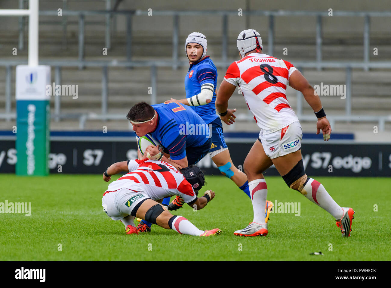 Manchester, UK. 11 Juin, 2016. Theo Hannoyer (milieu) France U20 a été évoquée par Masato Furukawa (gauche) du Japon U20 au cours de la Rugby U20 Championship entre la France contre le Japon au stade AJ Bell à Manchester, en Angleterre. Credit : Taka Wu/Alamy Live News Banque D'Images