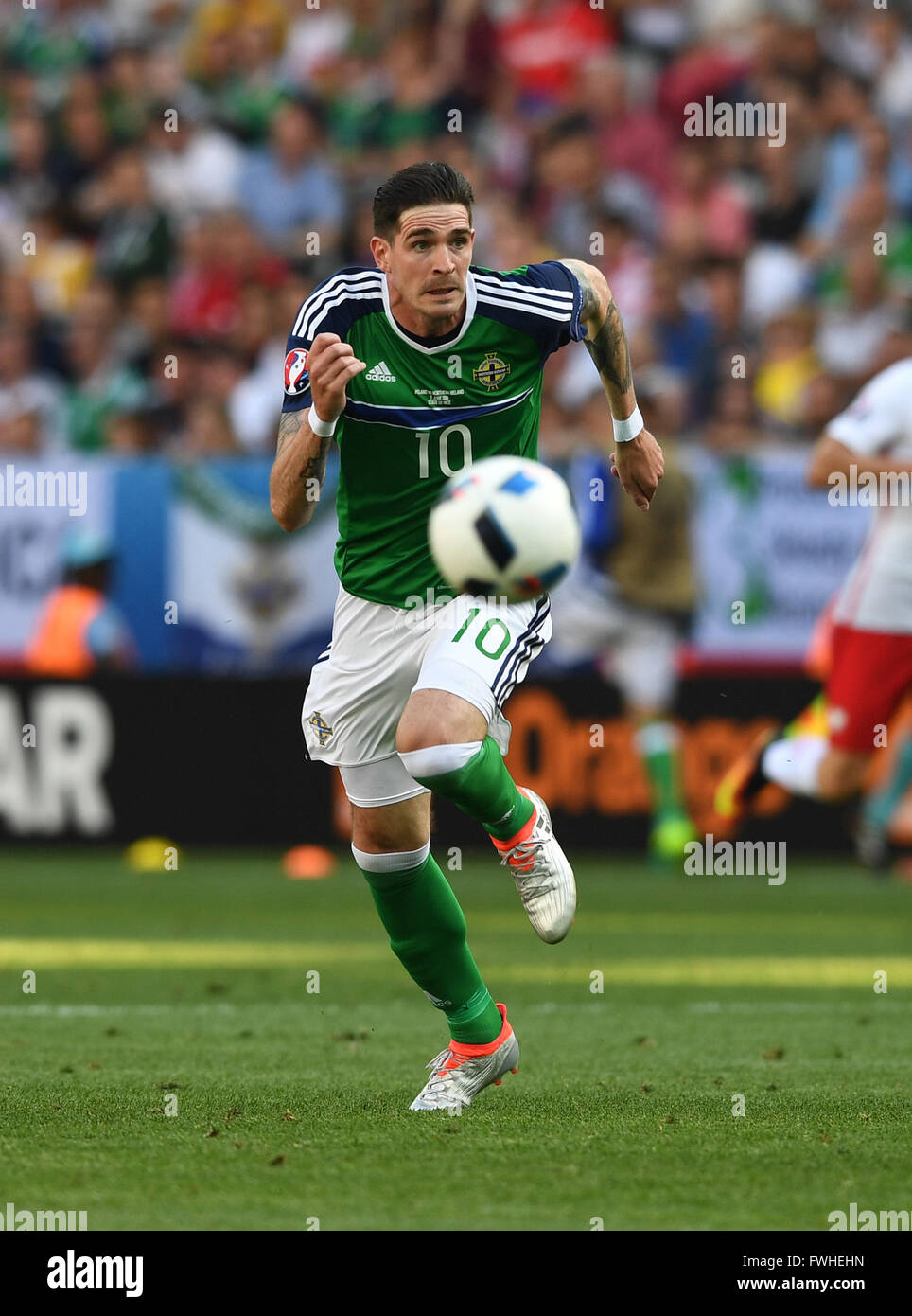 Kyle Lafferty de l'Irlande du Nord contrôle le ballon pendant l'UEFA Euro 2016 football match du groupe C entre la Pologne et l'Irlande du Nord à Nice, France, le 12 juin 2016. Photo : Federico Gambarini/dpa Banque D'Images