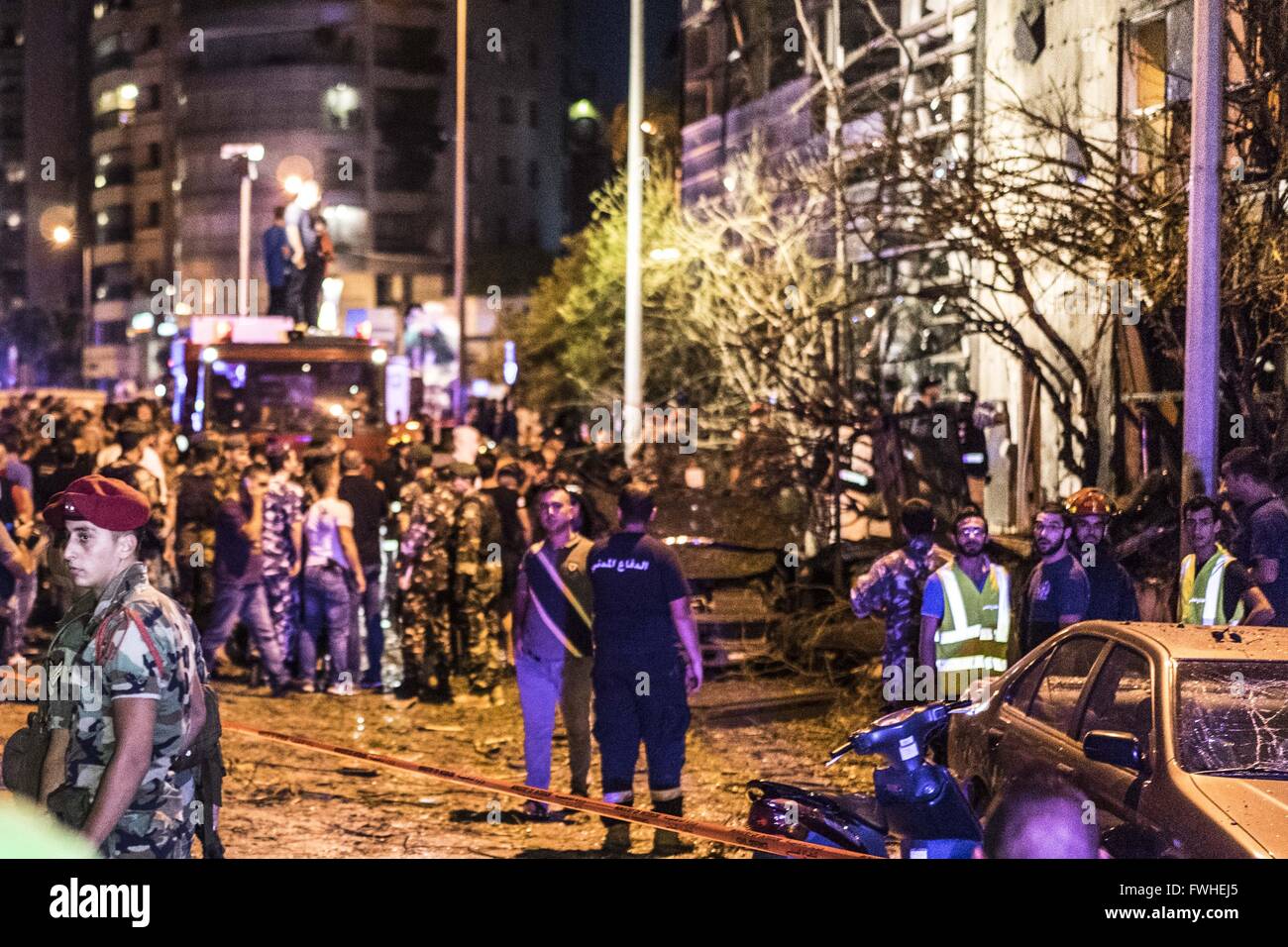 Beyrouth, Liban. 12 Juin, 2016. 12 juin 2016 - Au lendemain d'une explosion à l'extérieur de Blom Bank. Des explosifs auraient été laissé sous une voiture garée à l'extérieur de Blom Bank. © Stephen Gerard Kelly/ZUMA/Alamy Fil Live News Banque D'Images