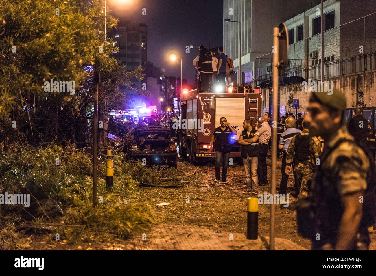 Beyrouth, Liban. 12 Juin, 2016. 12 juin 2016 - Au lendemain d'une explosion à l'extérieur de Blom Bank. Des explosifs auraient été laissé sous une voiture garée à l'extérieur de Blom Bank. © Stephen Gerard Kelly/ZUMA/Alamy Fil Live News Banque D'Images