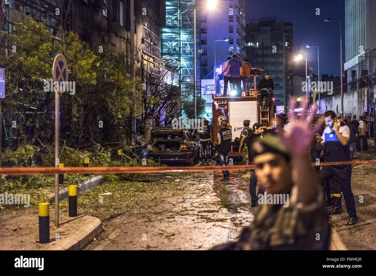 Beyrouth, Liban. 12 Juin, 2016. 12 juin 2016 - Au lendemain d'une explosion à l'extérieur de Blom Bank. Des explosifs auraient été laissé sous une voiture garée à l'extérieur de Blom Bank. © Stephen Gerard Kelly/ZUMA/Alamy Fil Live News Banque D'Images