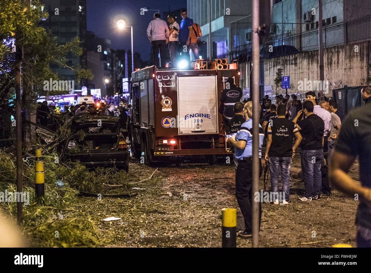 Beyrouth, Liban. 12 Juin, 2016. 12 juin 2016 - Au lendemain d'une explosion à l'extérieur de Blom Bank. Des explosifs auraient été laissé sous une voiture garée à l'extérieur de Blom Bank. © Stephen Gerard Kelly/ZUMA/Alamy Fil Live News Banque D'Images