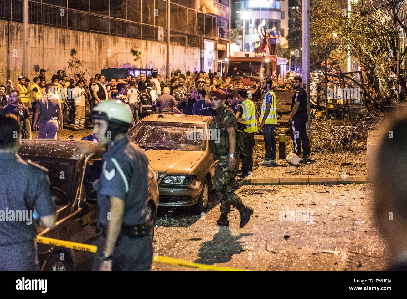 Beyrouth, Liban. 12 Juin, 2016. 12 juin 2016 - Au lendemain d'une explosion à l'extérieur de Blom Bank. Des explosifs auraient été laissé sous une voiture garée à l'extérieur de Blom Bank. © Stephen Gerard Kelly/ZUMA/Alamy Fil Live News Banque D'Images